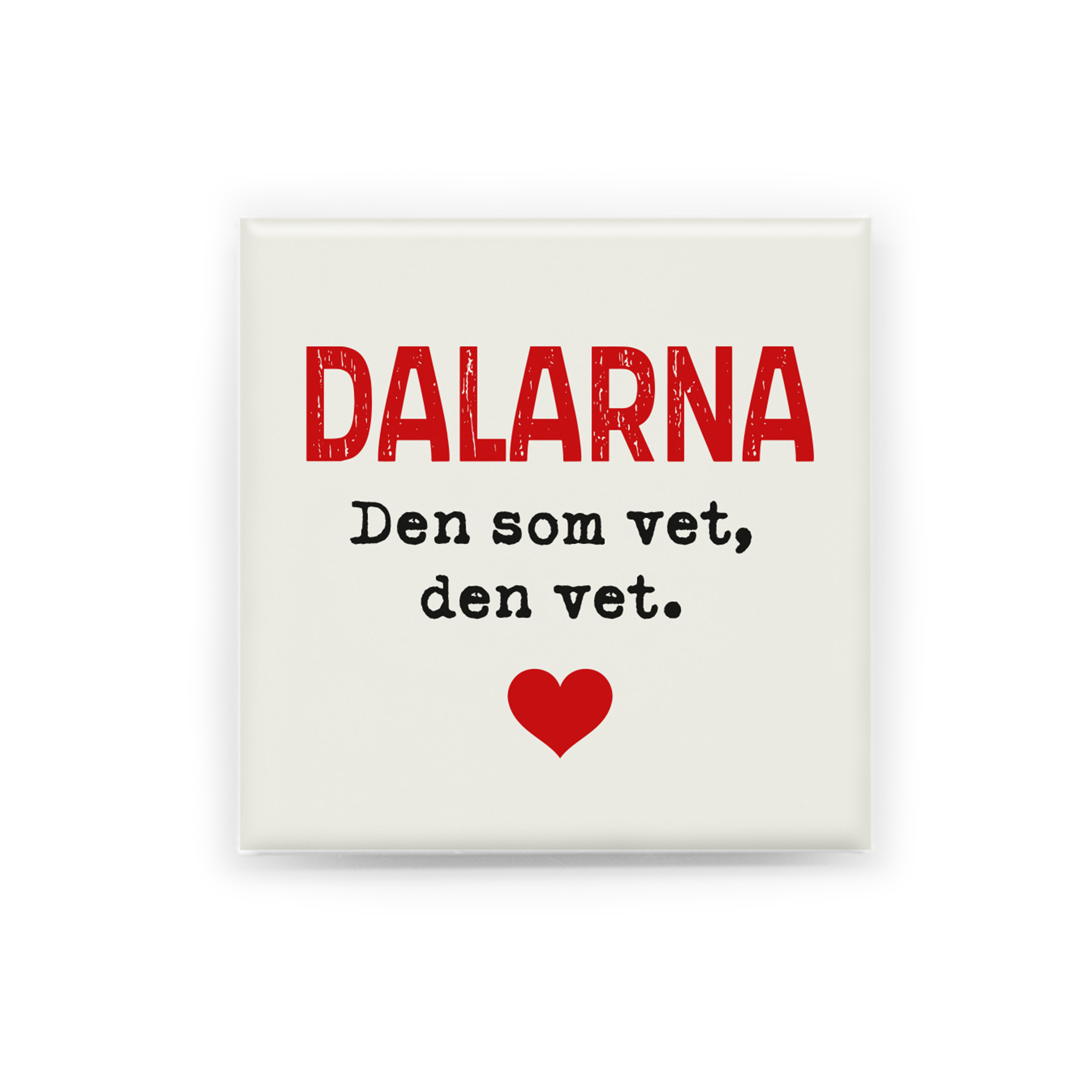 "Dalarna – Den som vet den vet"  En handgjord magnet inspirerad av Dalarna. Perfekt som souvenir, present eller som ett minne från en plats värd att minnas.  Magneten är 5x5 cm och levereras i en egen förpackning med en kort berättelse om Dalarna.