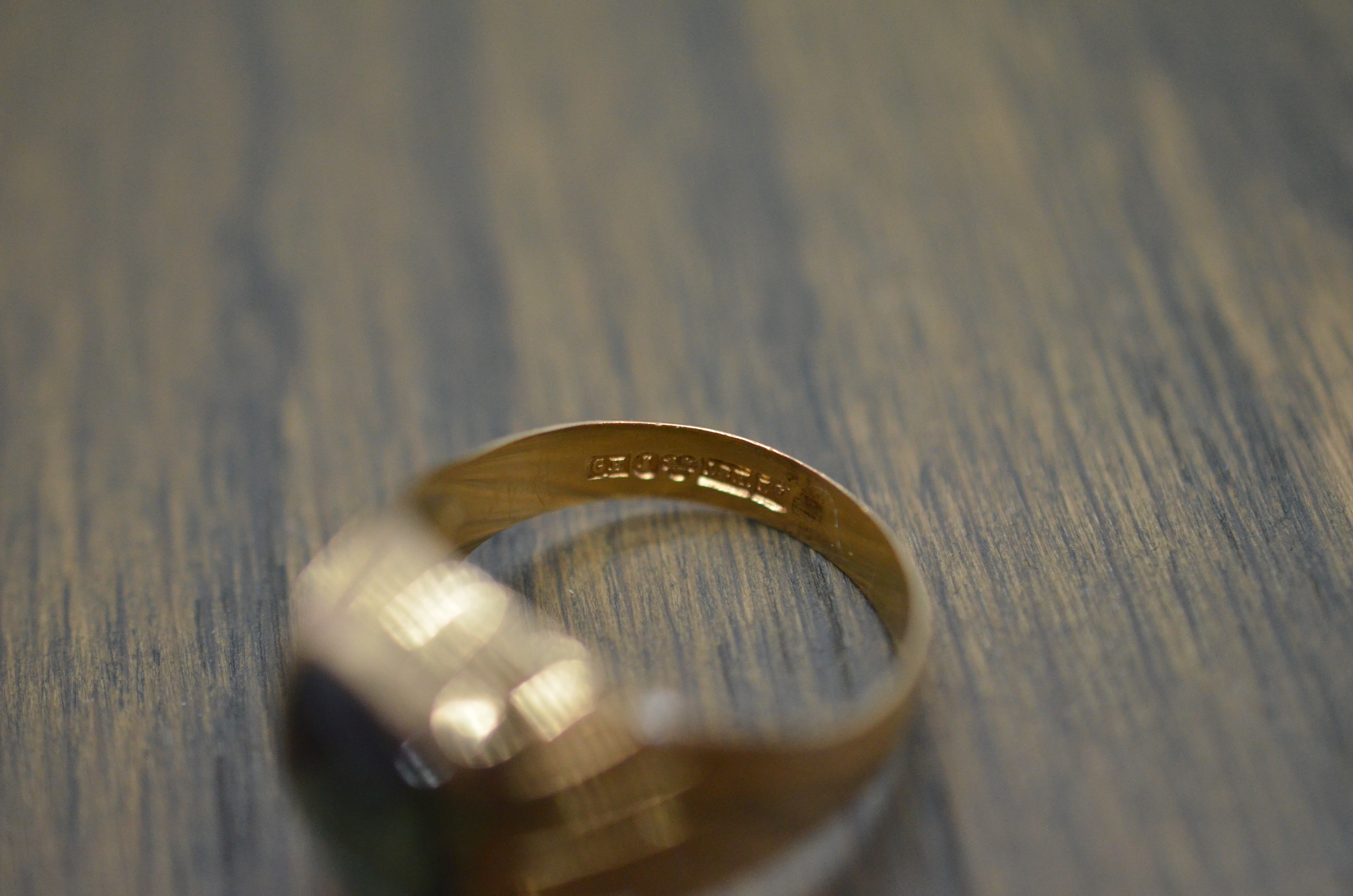 Vintage 18k gold heel ring with a green stone, 1959 - 5