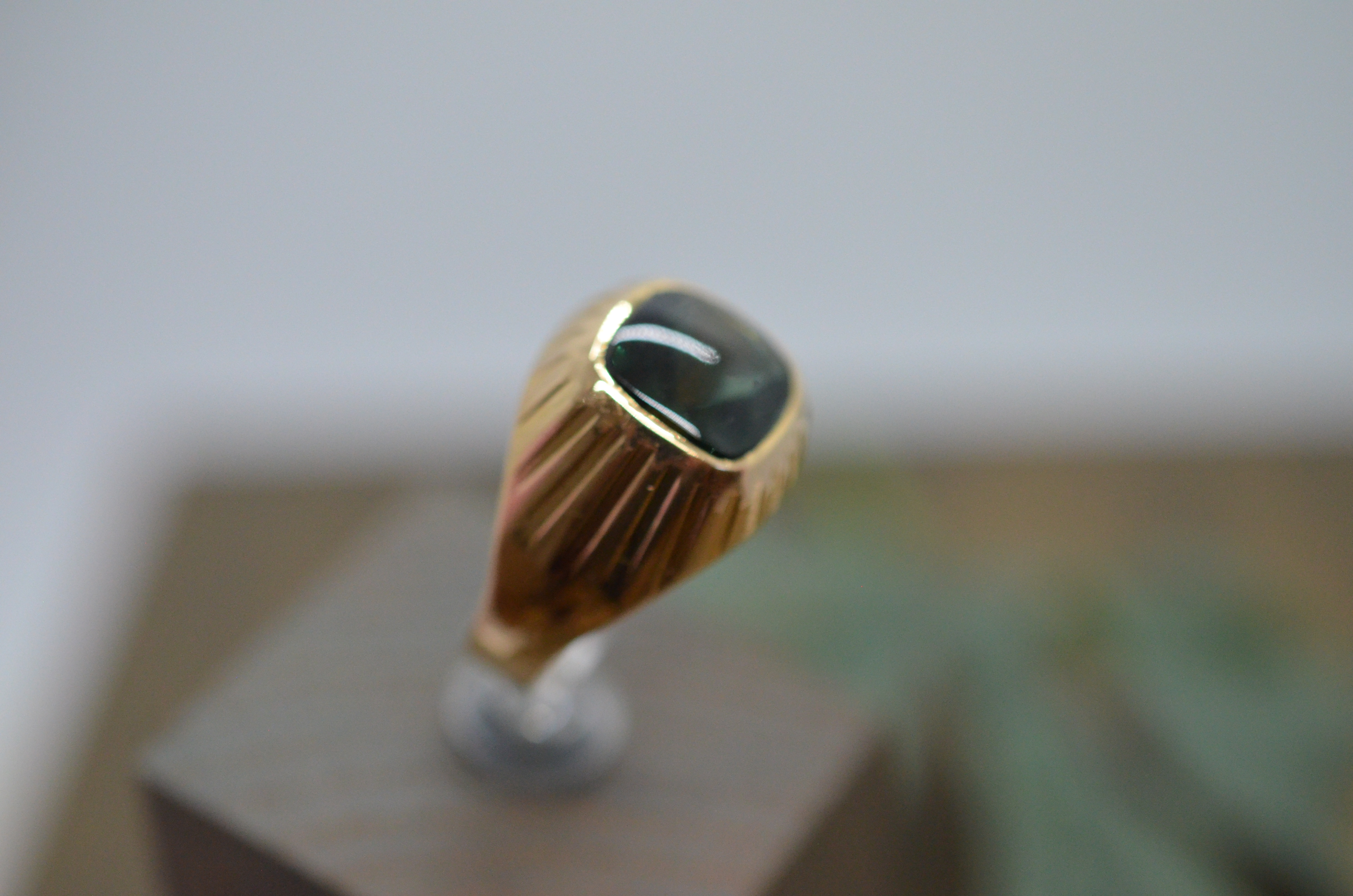 Vintage 18k gold heel ring with a green stone, 1959 - 2