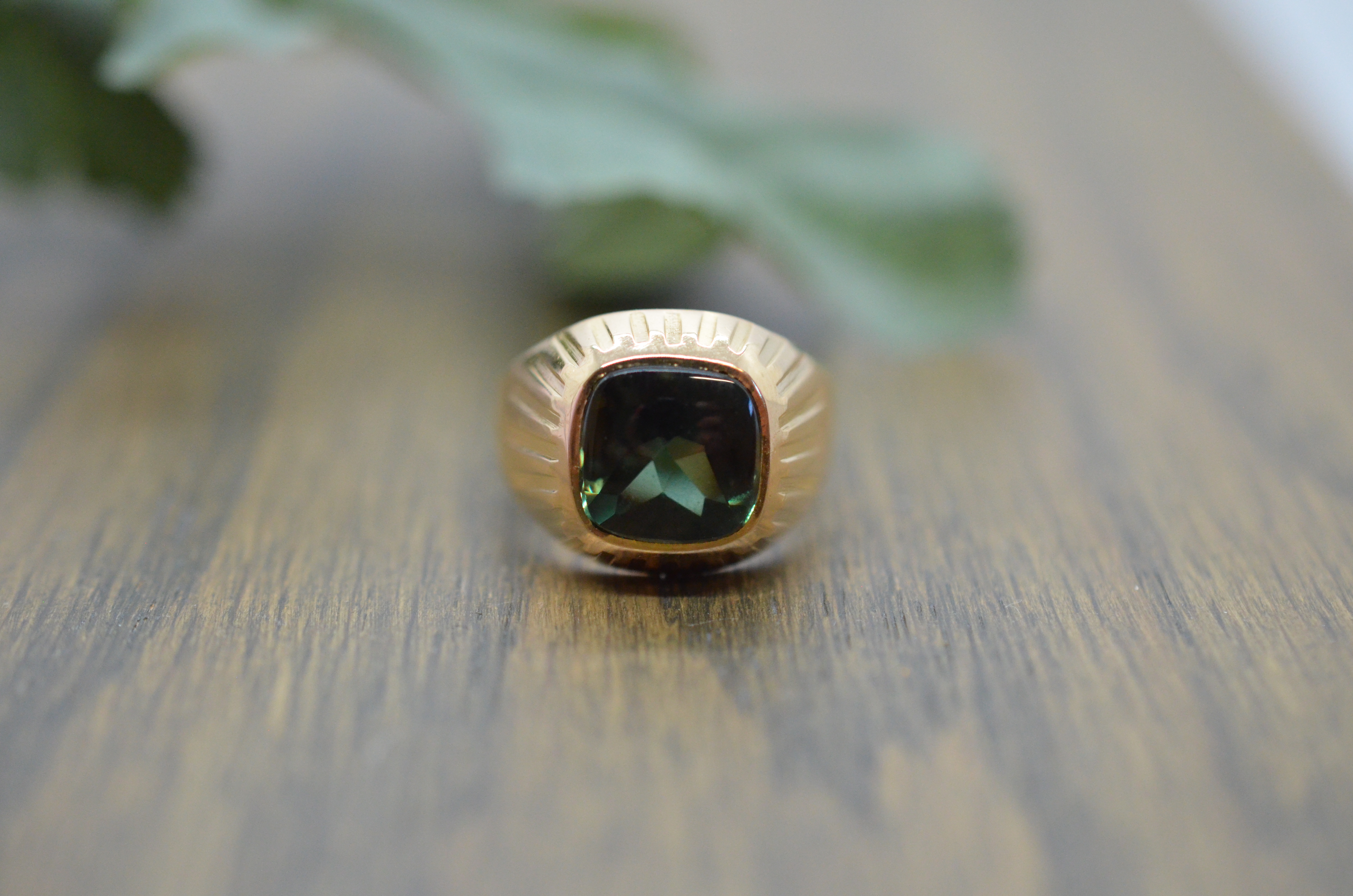 Vintage 18k gold heel ring with a green stone, 1959 - 6