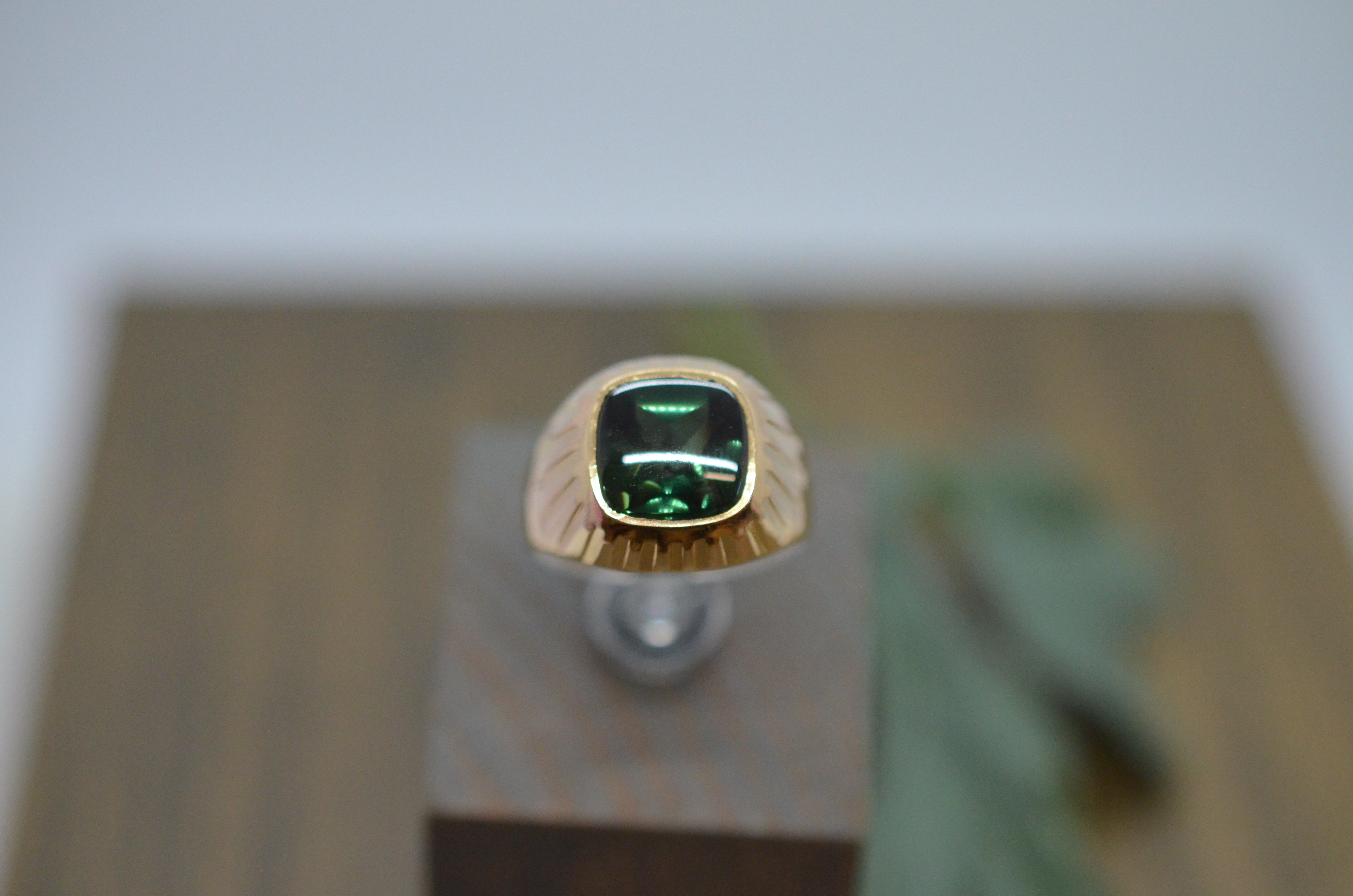 Vintage 18k gold heel ring with a green stone, 1959