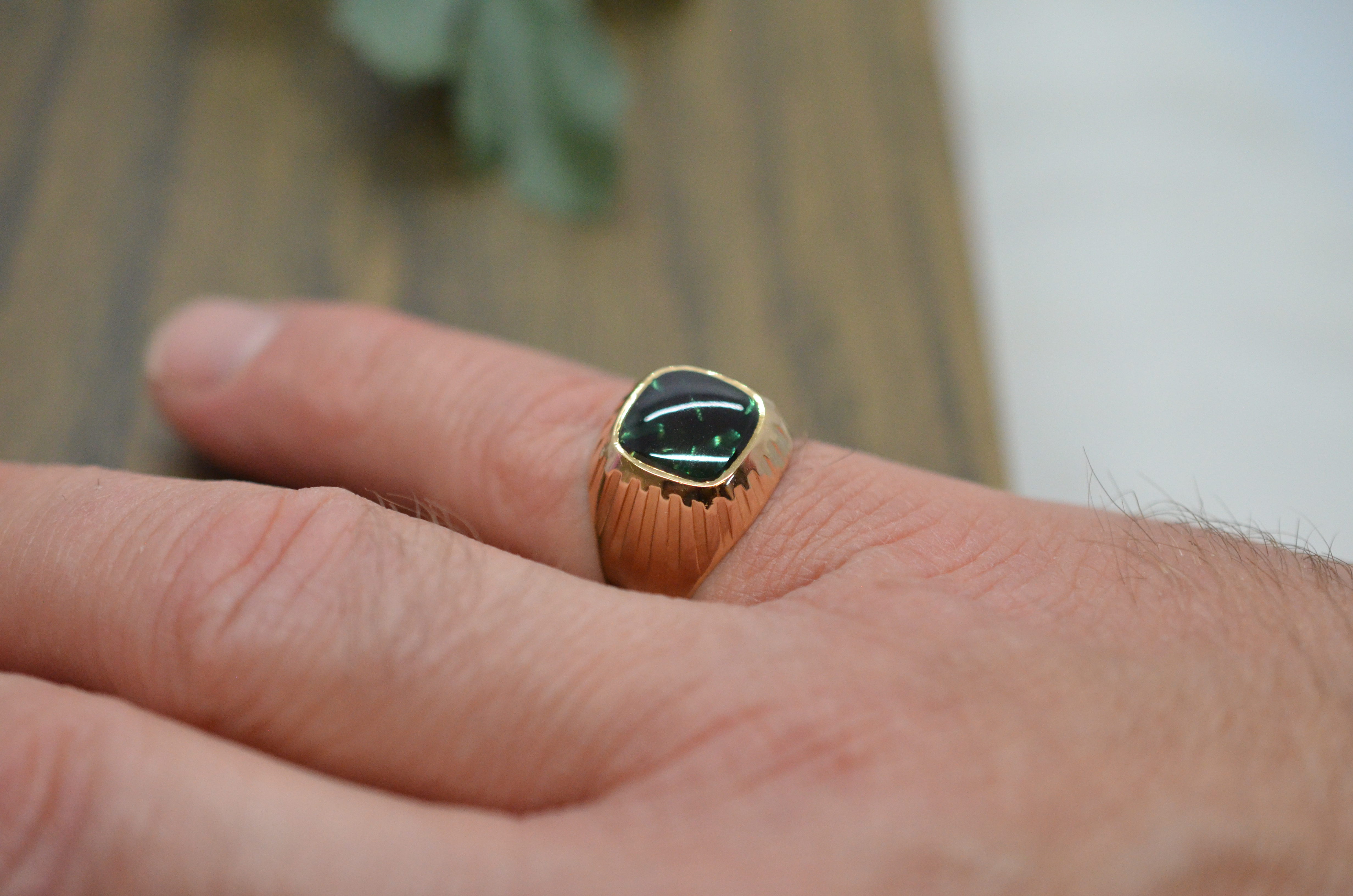 Vintage 18k gold heel ring with a green stone, 1959 - 3