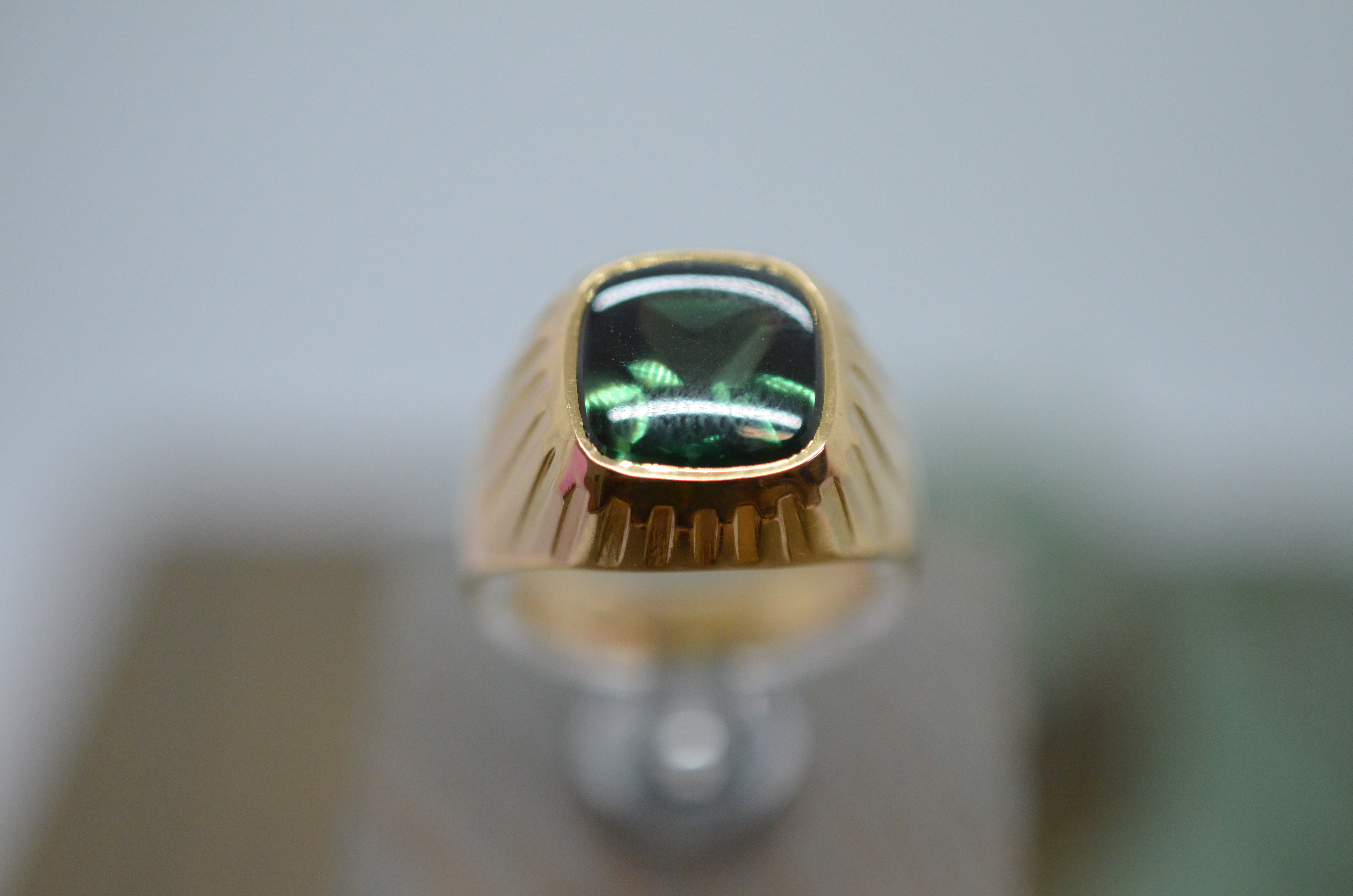 Vintage 18k gold heel ring with a green stone, 1959 - 4