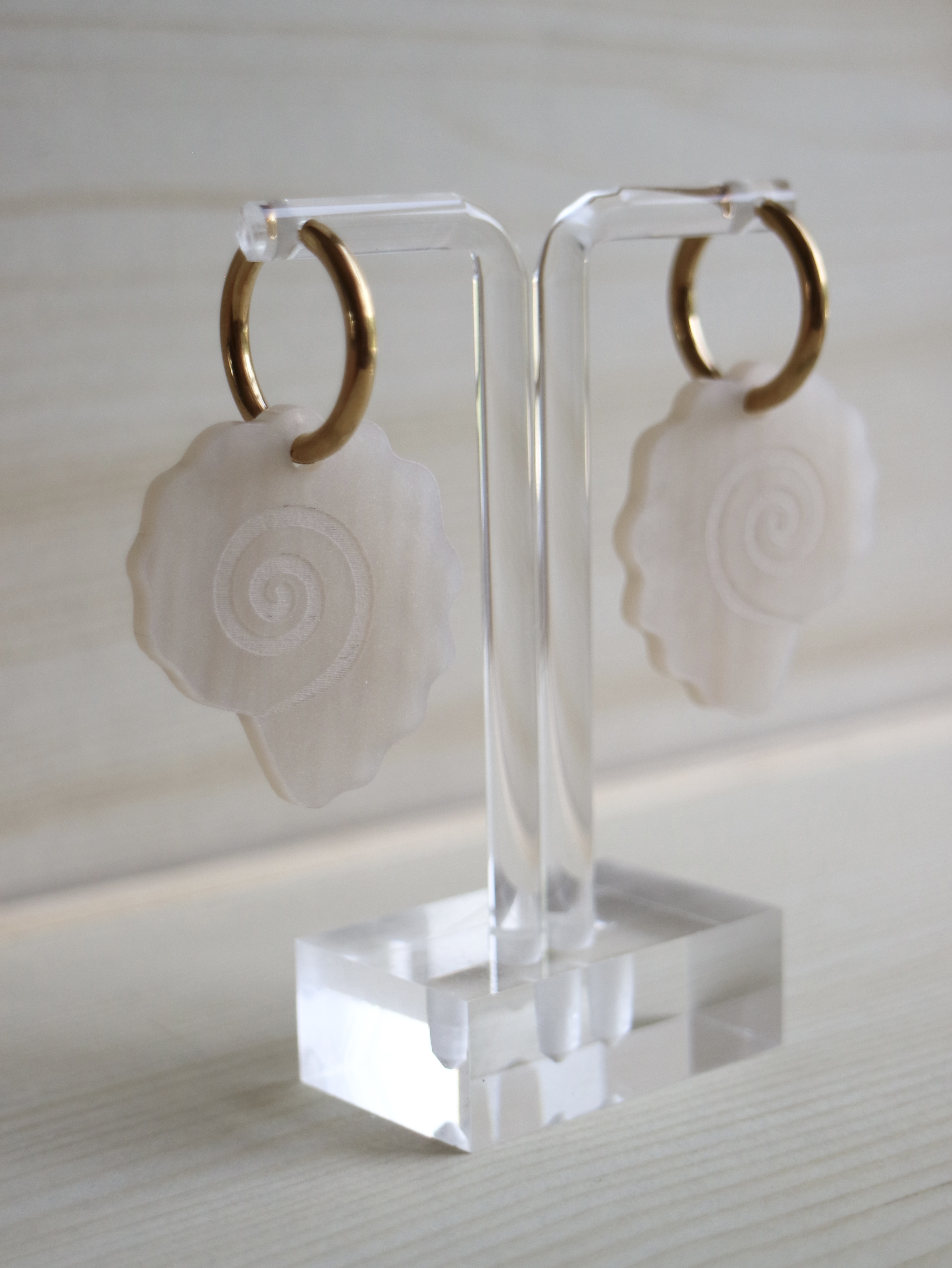 Large spiral pearl shell pendants - 2