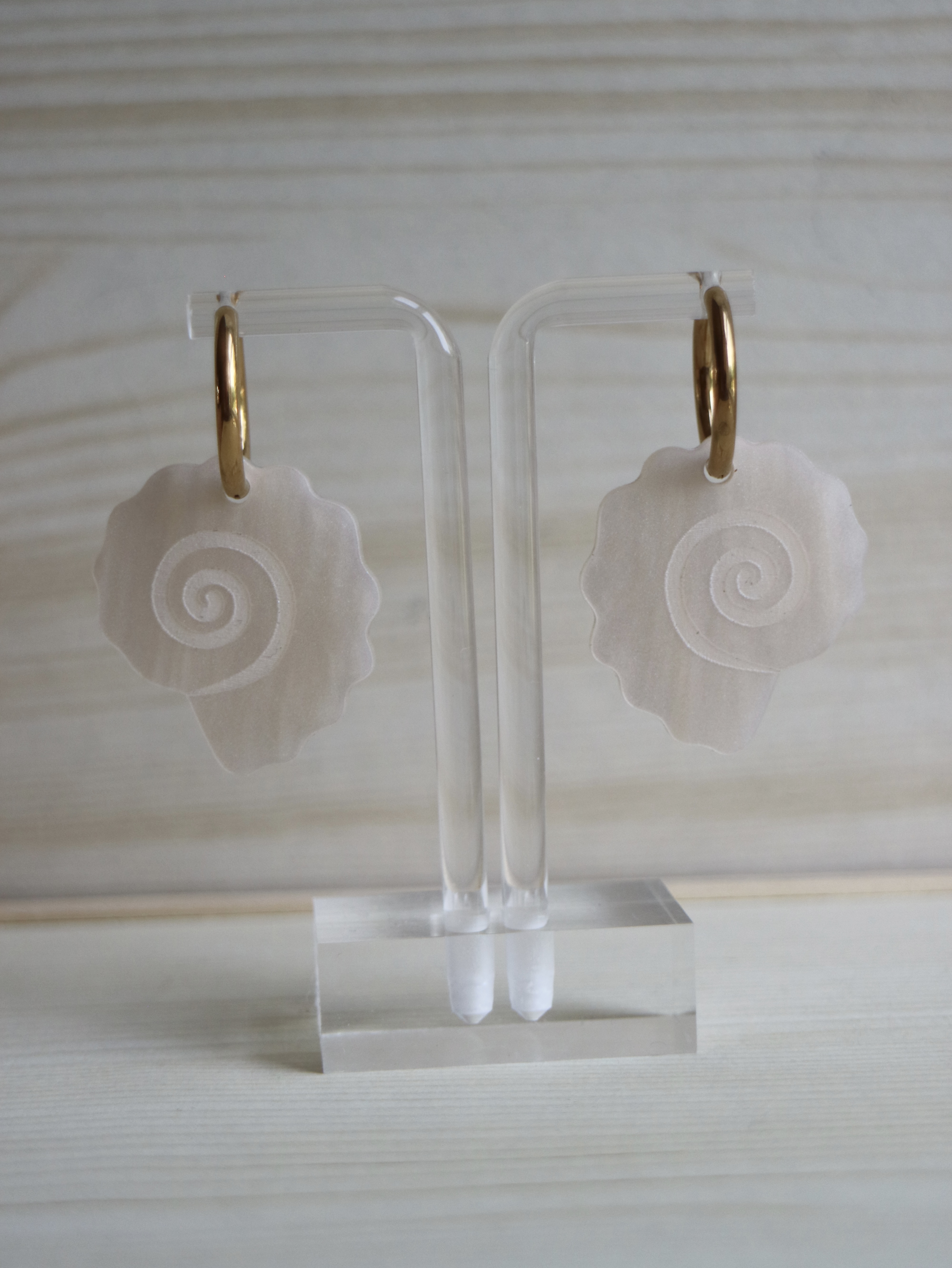 Large spiral pearl shell pendants