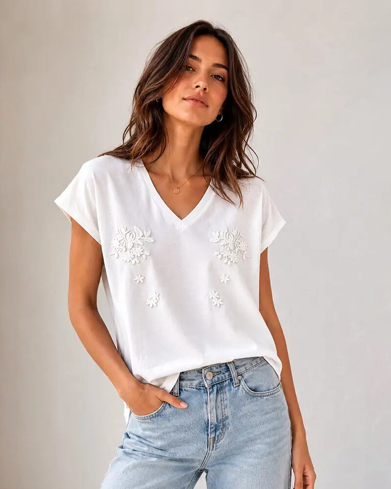 Topp v-ringad broderad blommor fram offwhite