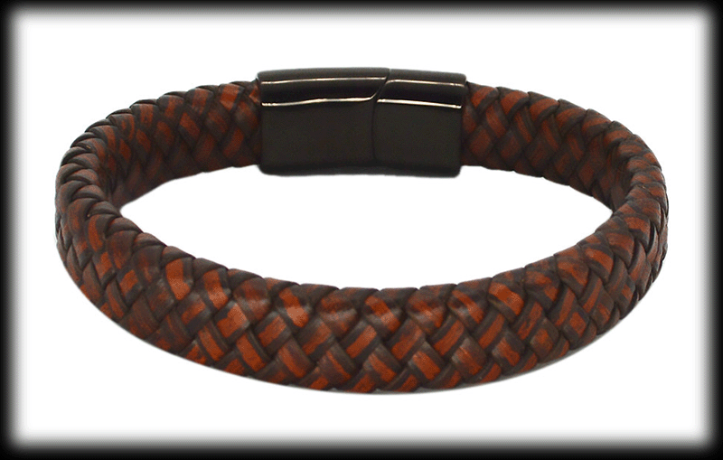 Ett annorlunda läderarmband i tegel brun färg med inslag av svart.