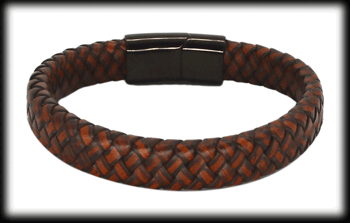Ett annorlunda läderarmband i tegel brun färg med inslag av svart.