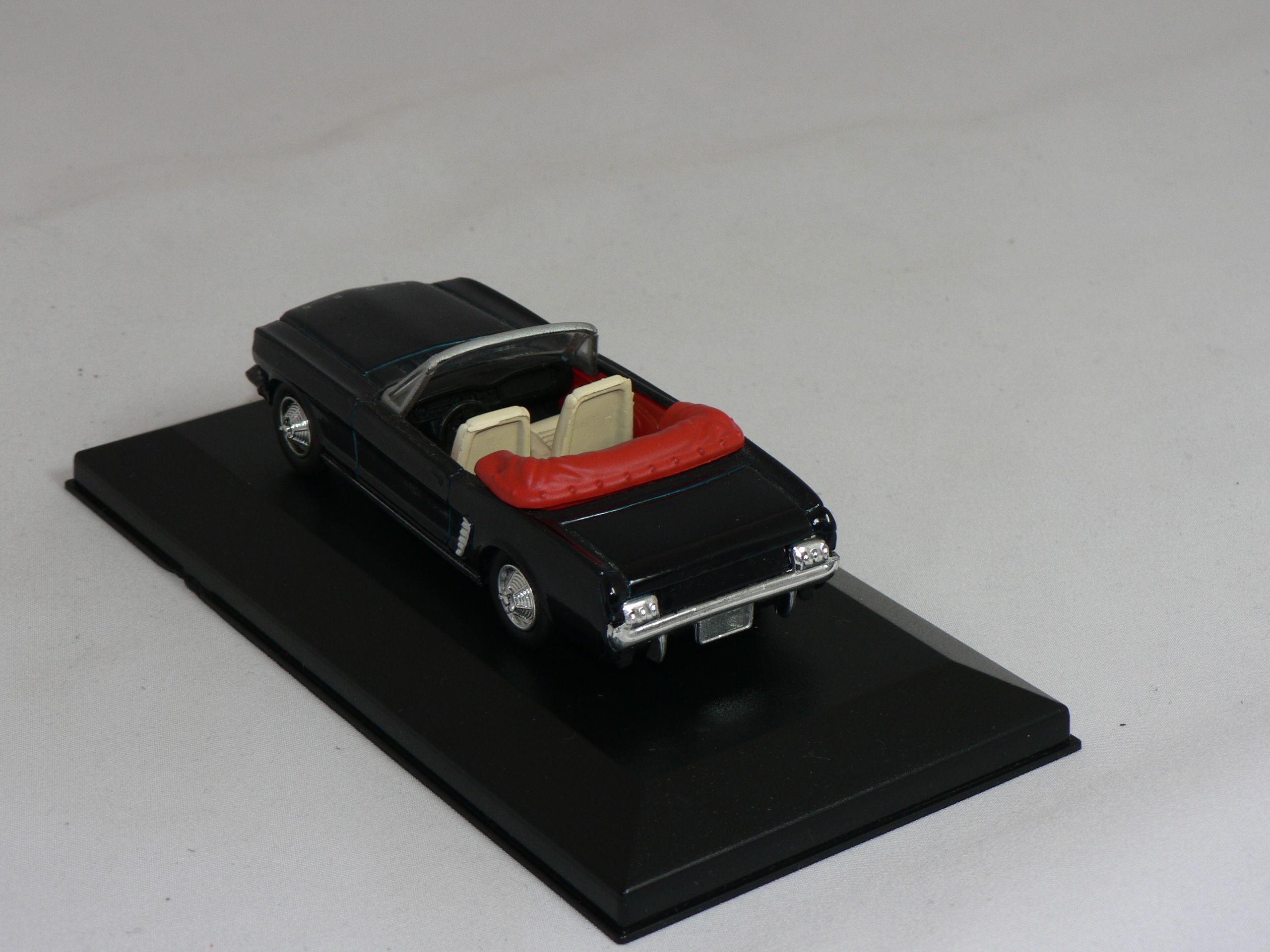 Ford  Mustang   Cab  1965  1:43 Atlas - 2