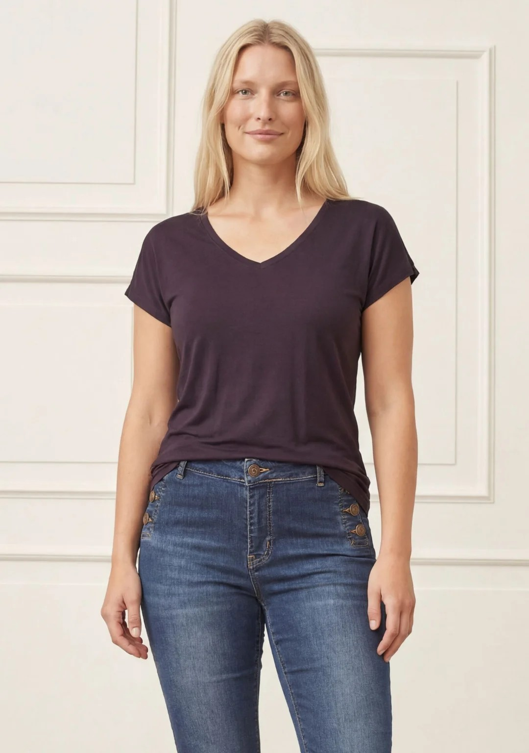 Nugga V-Neck T-Shirt - Aubergine - Isay