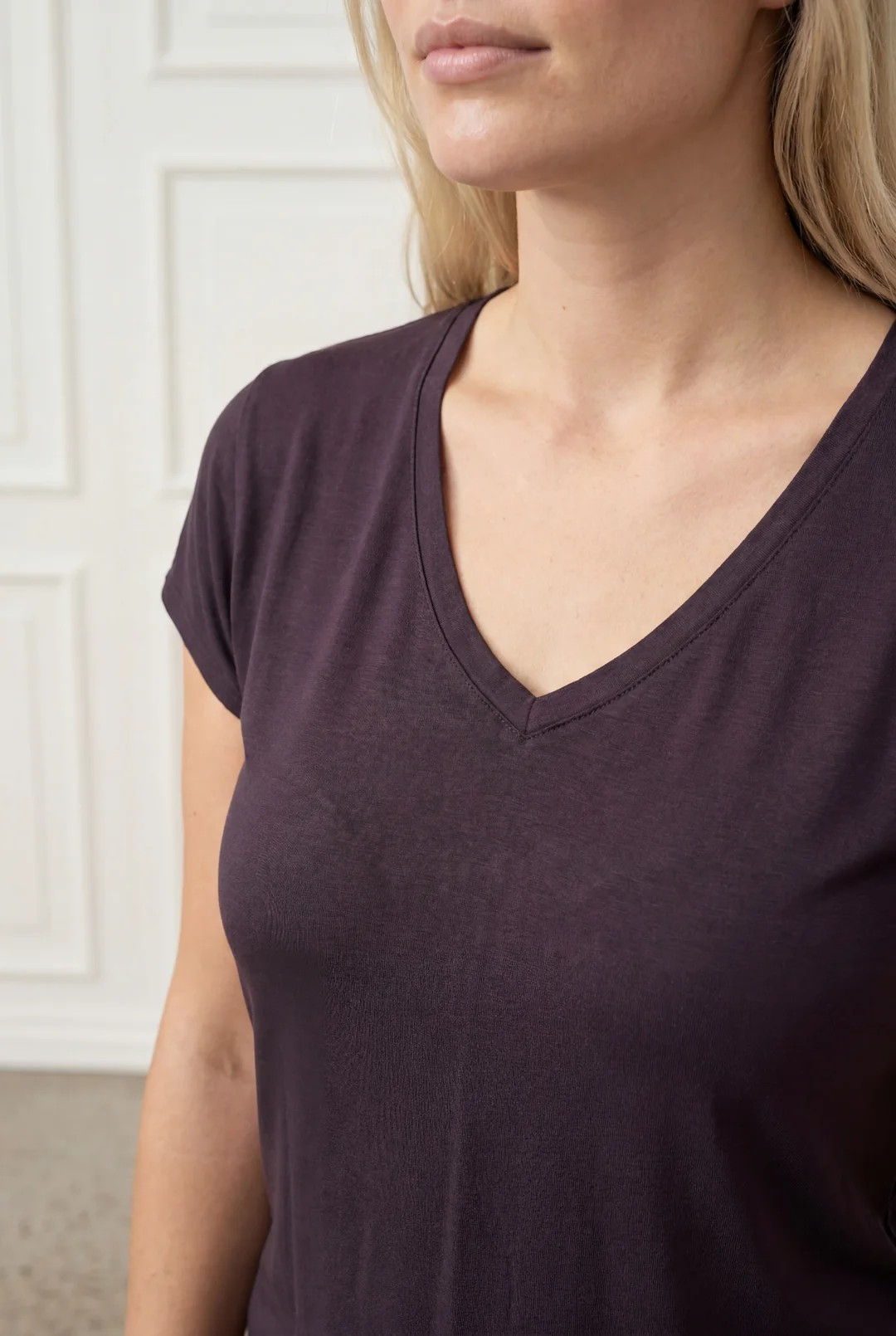 Nugga V-Neck T-Shirt - Aubergine - Isay - 3