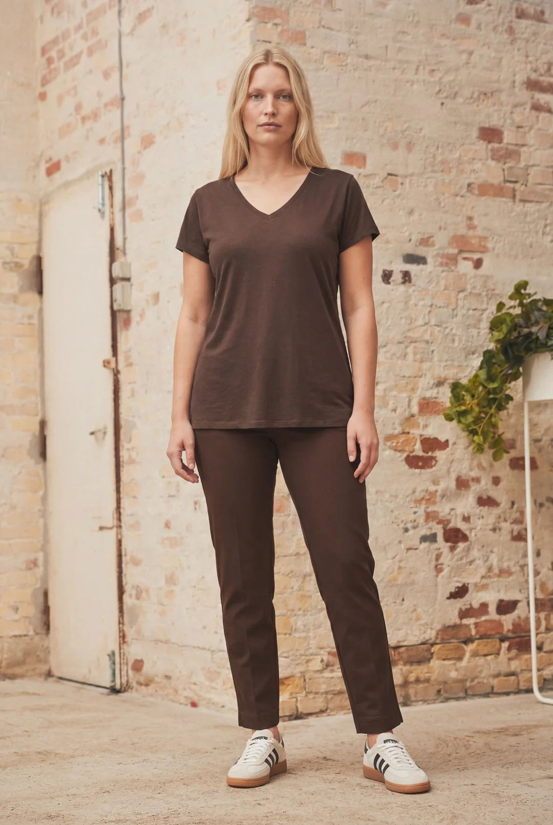 Nugga V-Neck T-Shirt - Dark Brown - Isay