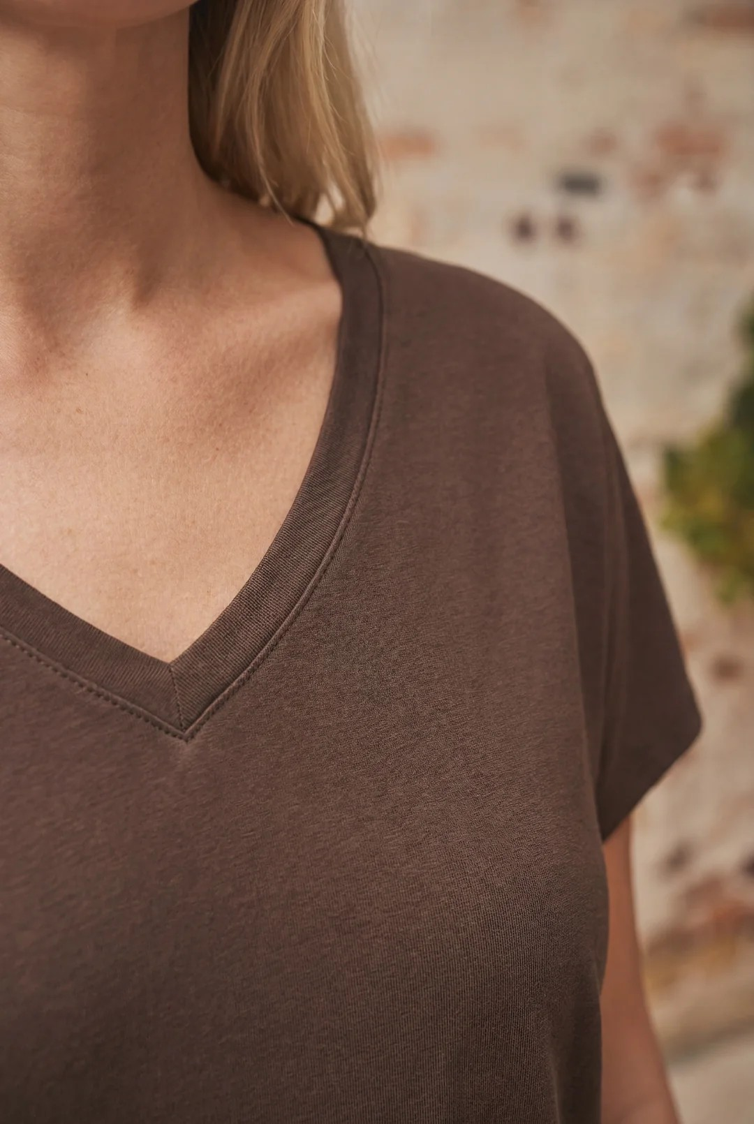 Nugga V-Neck T-Shirt - Dark Brown - Isay - 4