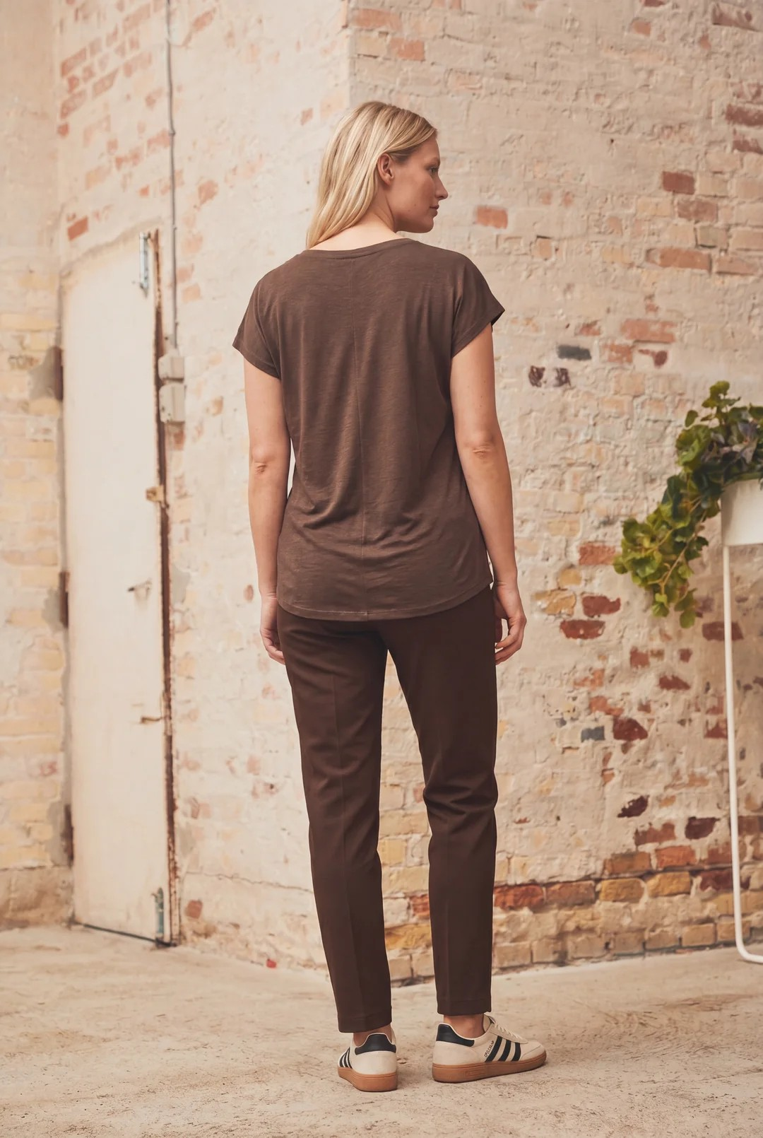 Nugga V-Neck T-Shirt - Dark Brown - Isay - 3