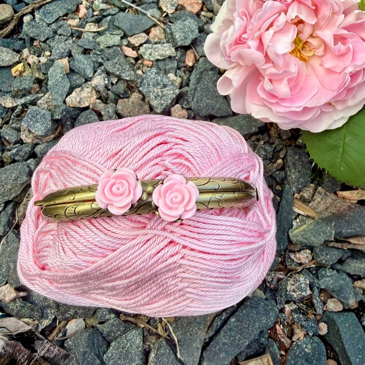 Portmonnäknäppe med rosa rosor