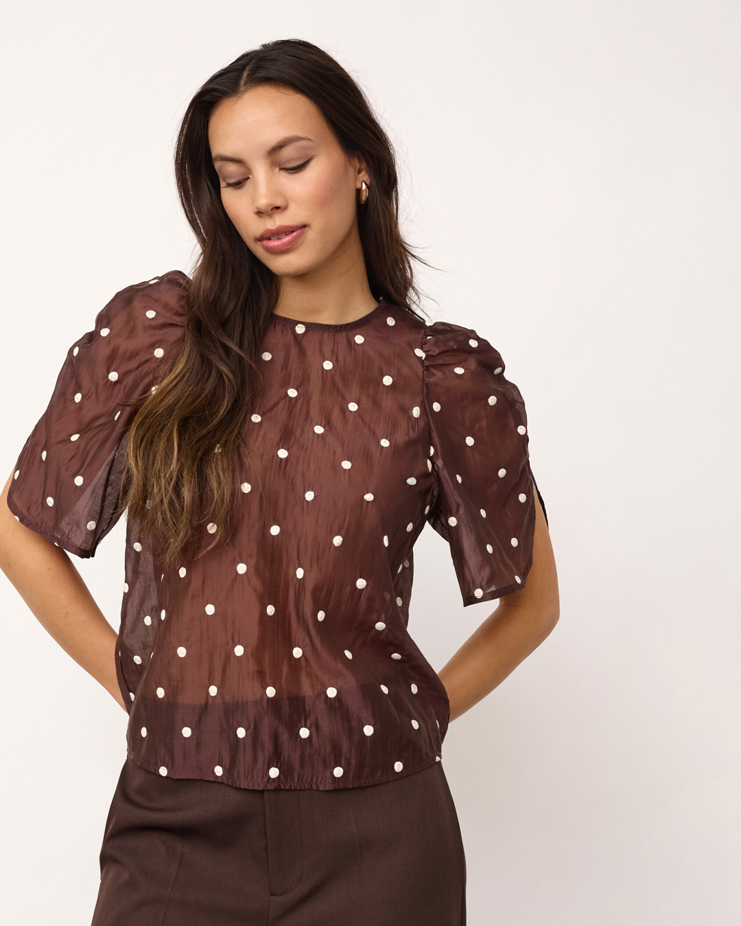 Blus Dita puffärm prickig brun/vit
