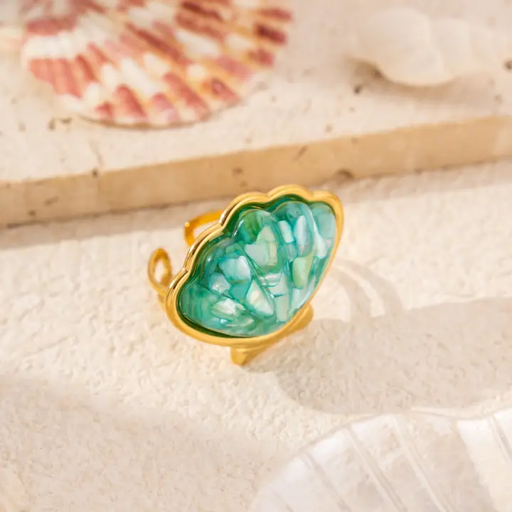 Ring med pärlemosemalj