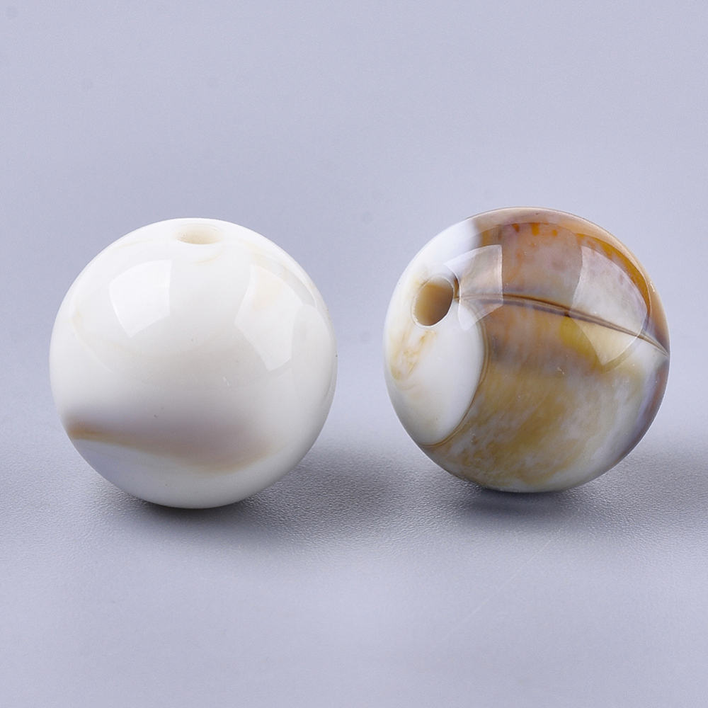 Närbild på marmorerade akrylpärlor ca 14 mm i beige, vitt och brunt med blank yta.