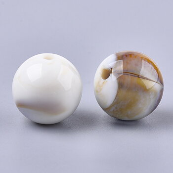 Närbild på marmorerade akrylpärlor ca 14 mm i beige, vitt och brunt med blank yta.
