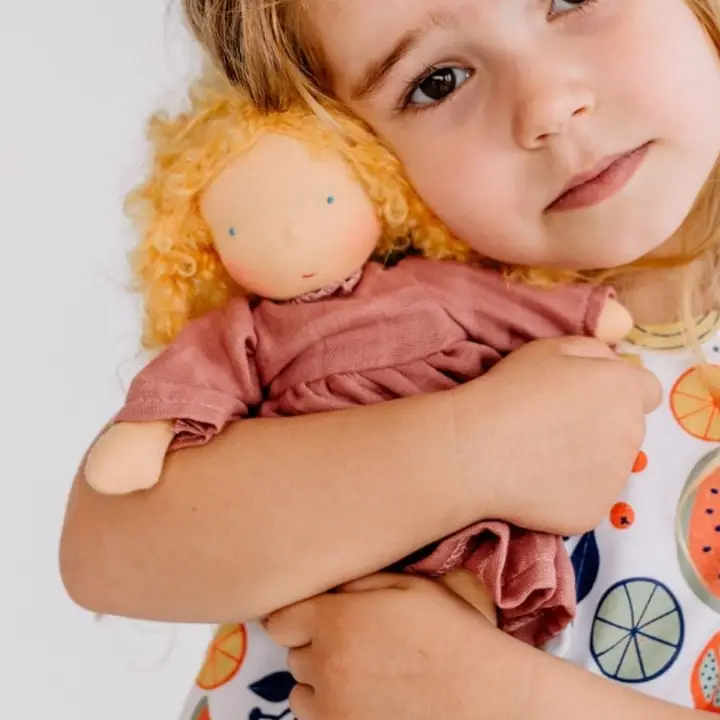 Chimpytoys Waldorfdocka Lisa (25 cm) – Rostfärgad klänning - 2