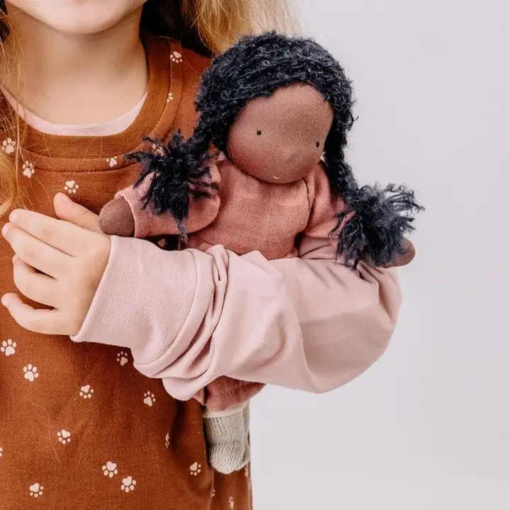 Chimpytoys Waldorfdocka Sarah (25 cm) – Korallfärgad klänning - 2
