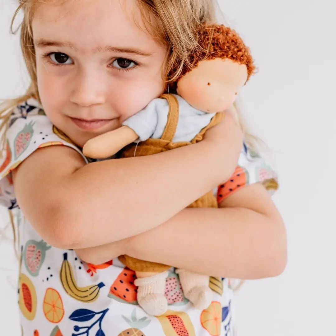 Chimpytoys Waldorfdocka Tommy (25 cm) – Blå topp & hängselbyxor - 2