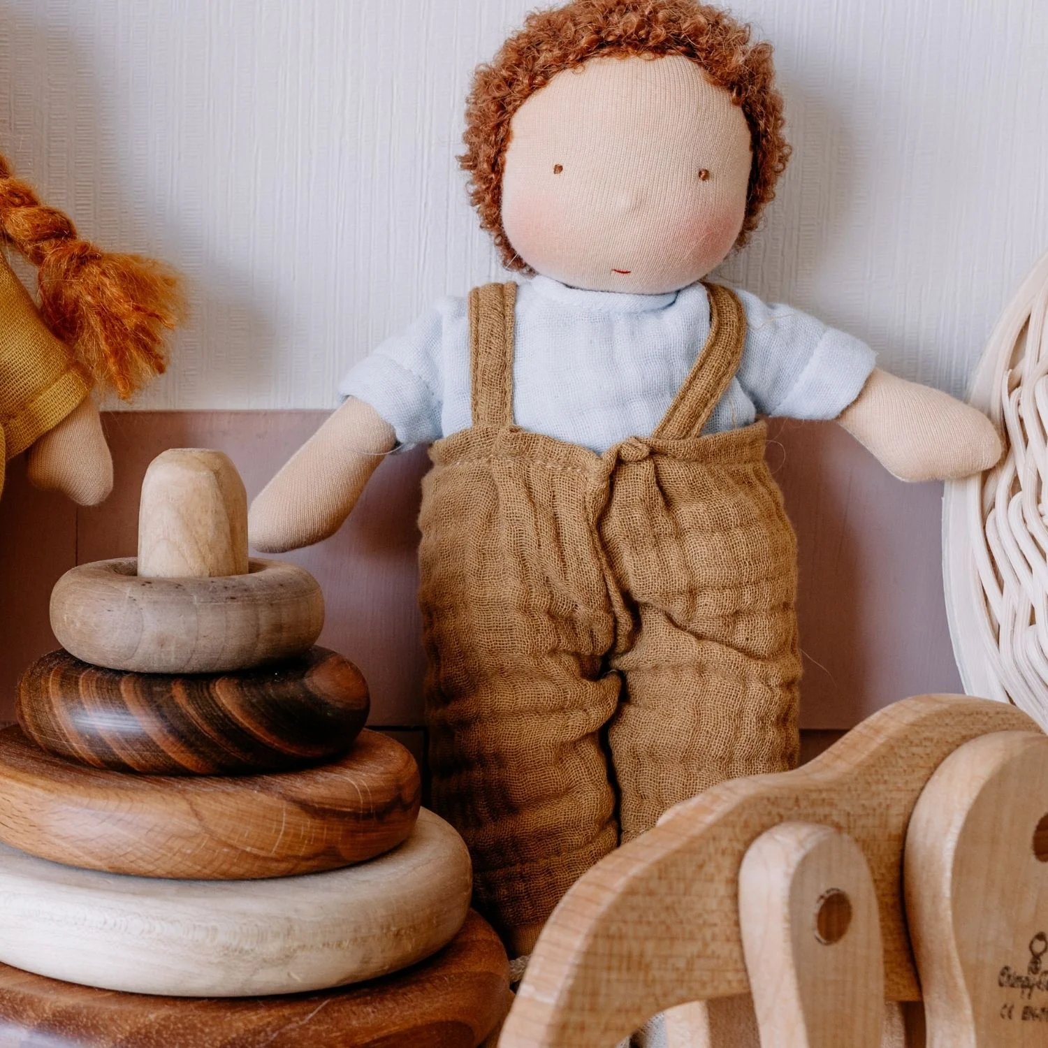 Chimpytoys Waldorfdocka Tommy (25 cm) – Blå topp & hängselbyxor