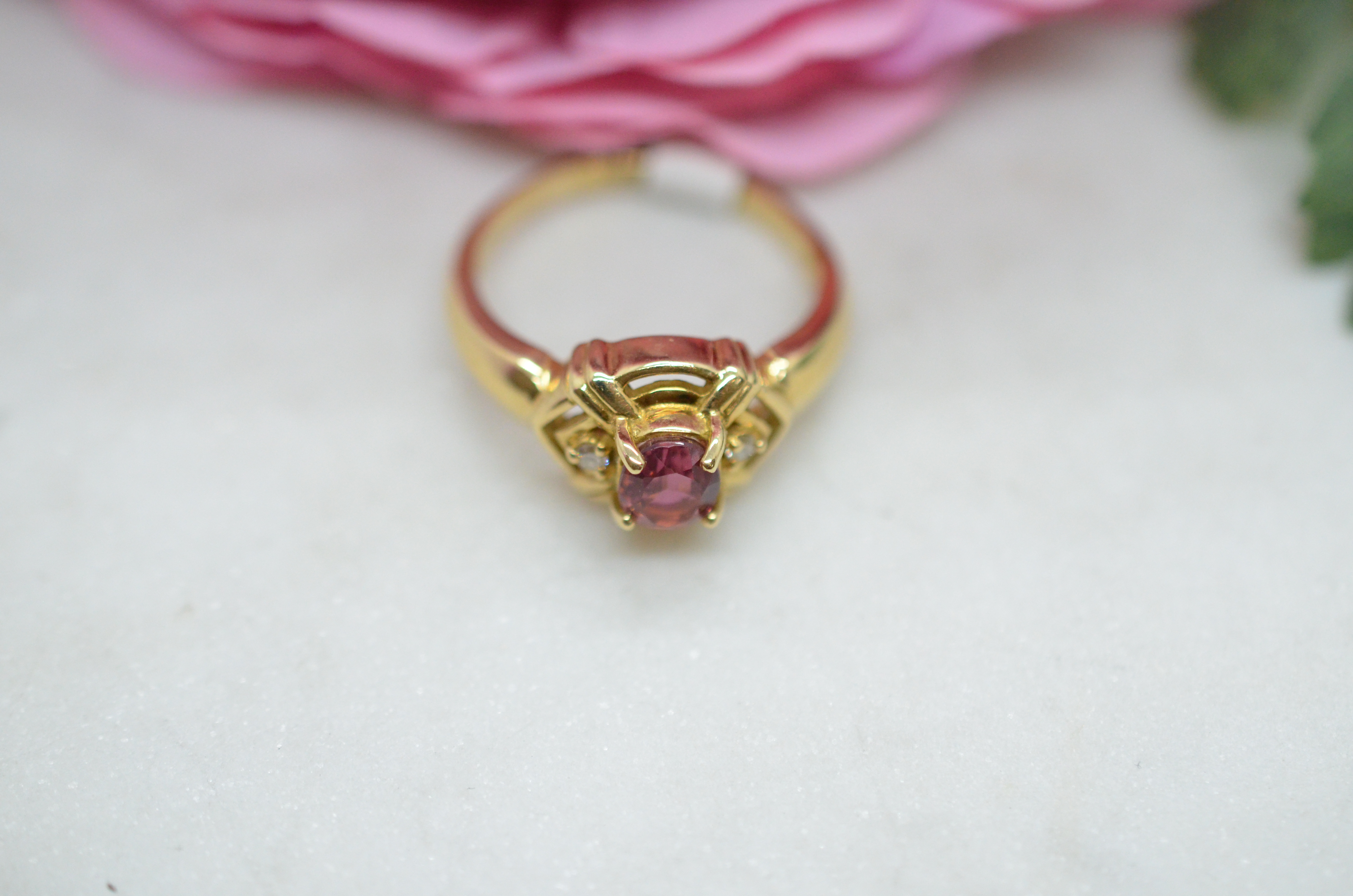 Secondhand 18k ring with a pink stone and diamonds - 2