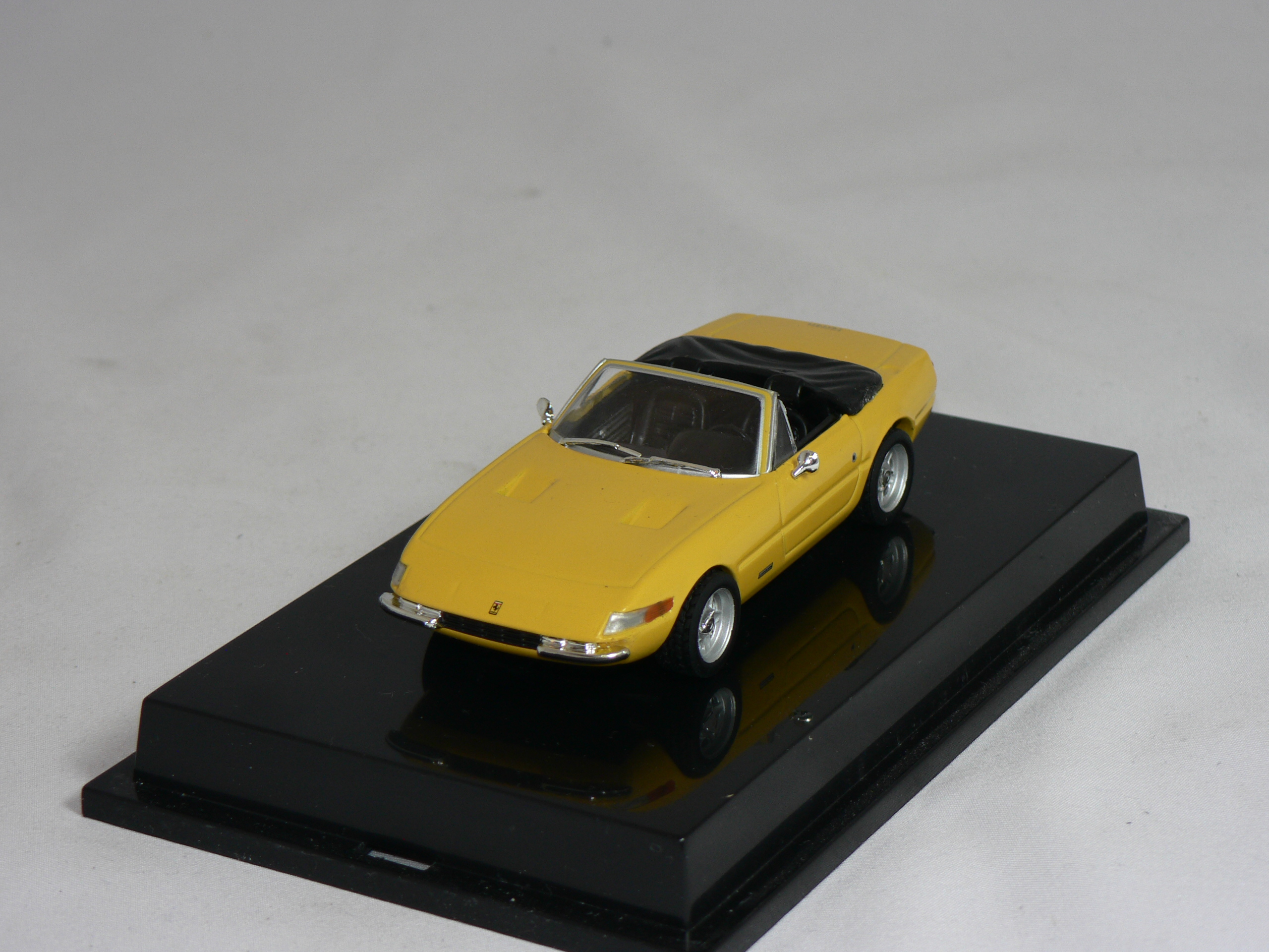 Ferrari  365 GTS/4 1:43  HotWheels