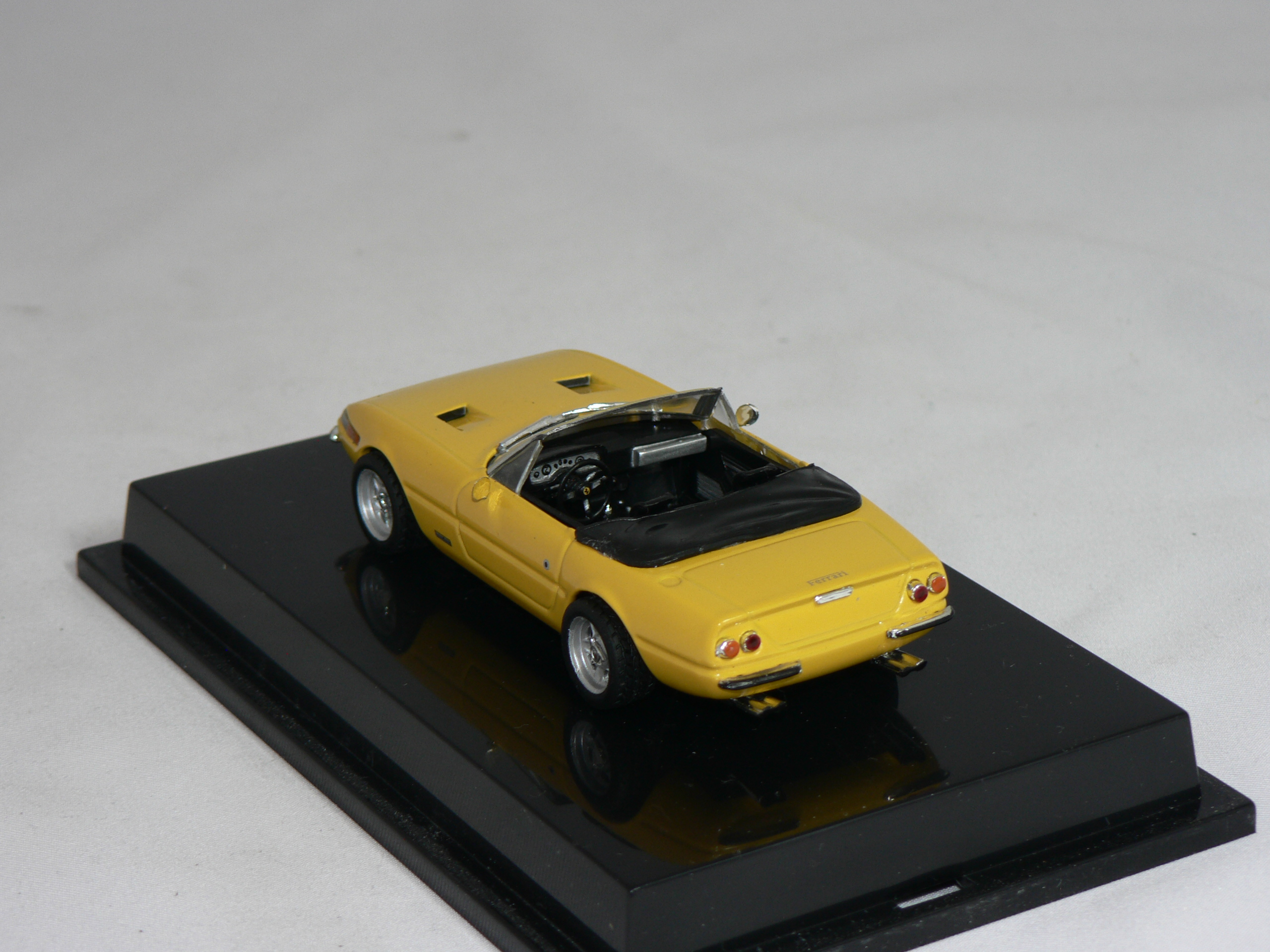 Ferrari  365 GTS/4 1:43  HotWheels - 2
