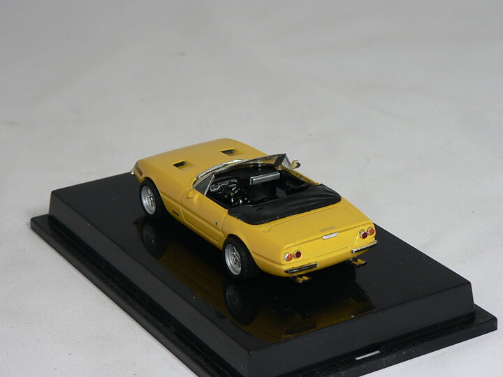 Ferrari  365 GTS/4 1:43  HotWheels