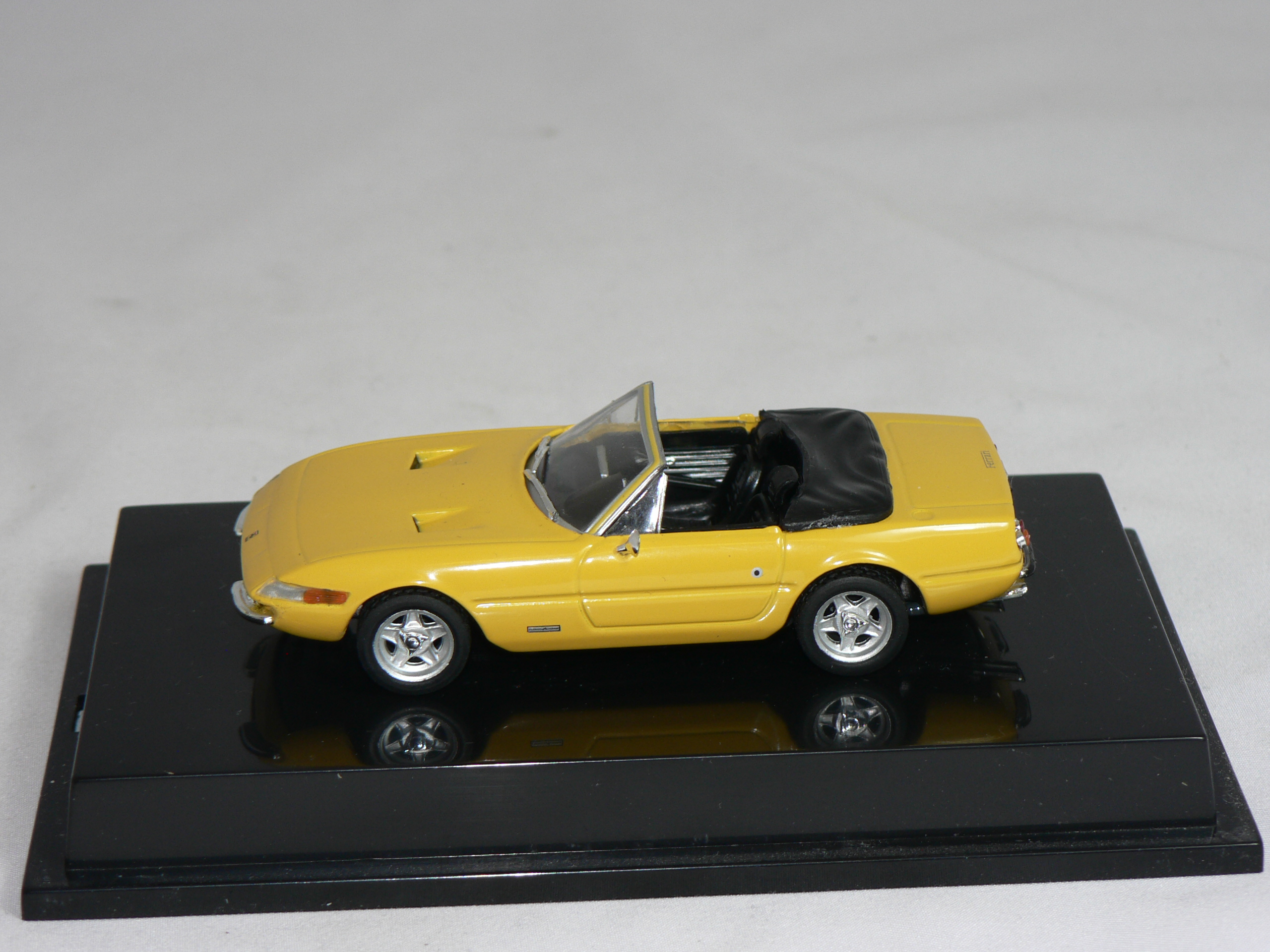 Ferrari  365 GTS/4 1:43  HotWheels - 3
