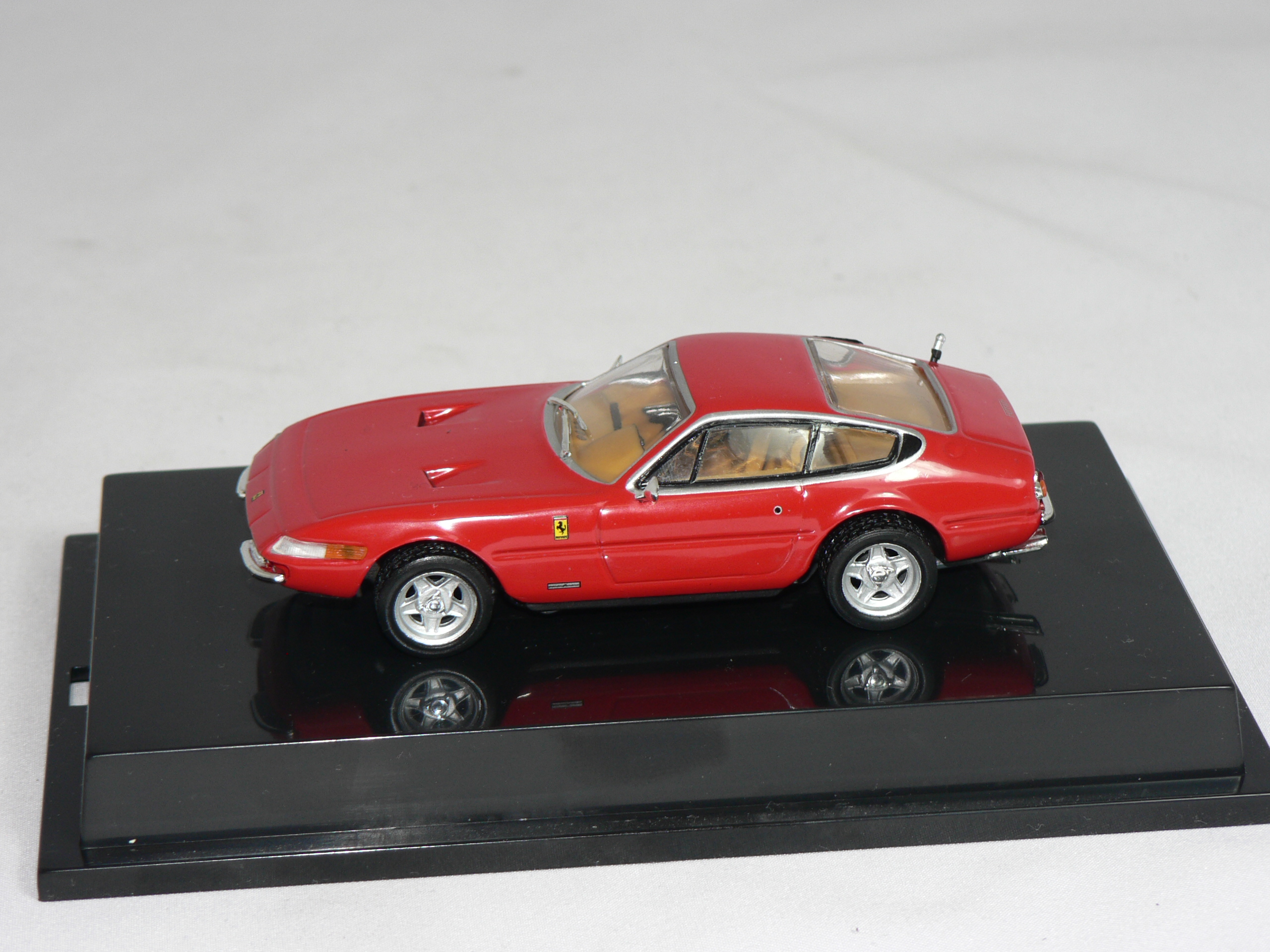 Ferrari  365 GTS/4 1:43  HotWheels - 3