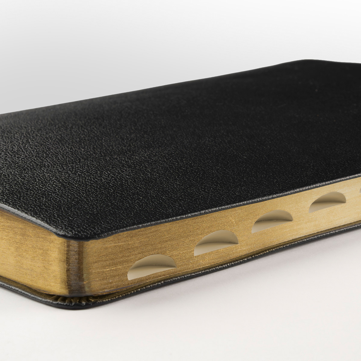 Bibel 2026 Slimline - Bounded leather Svart med tumindex - 2