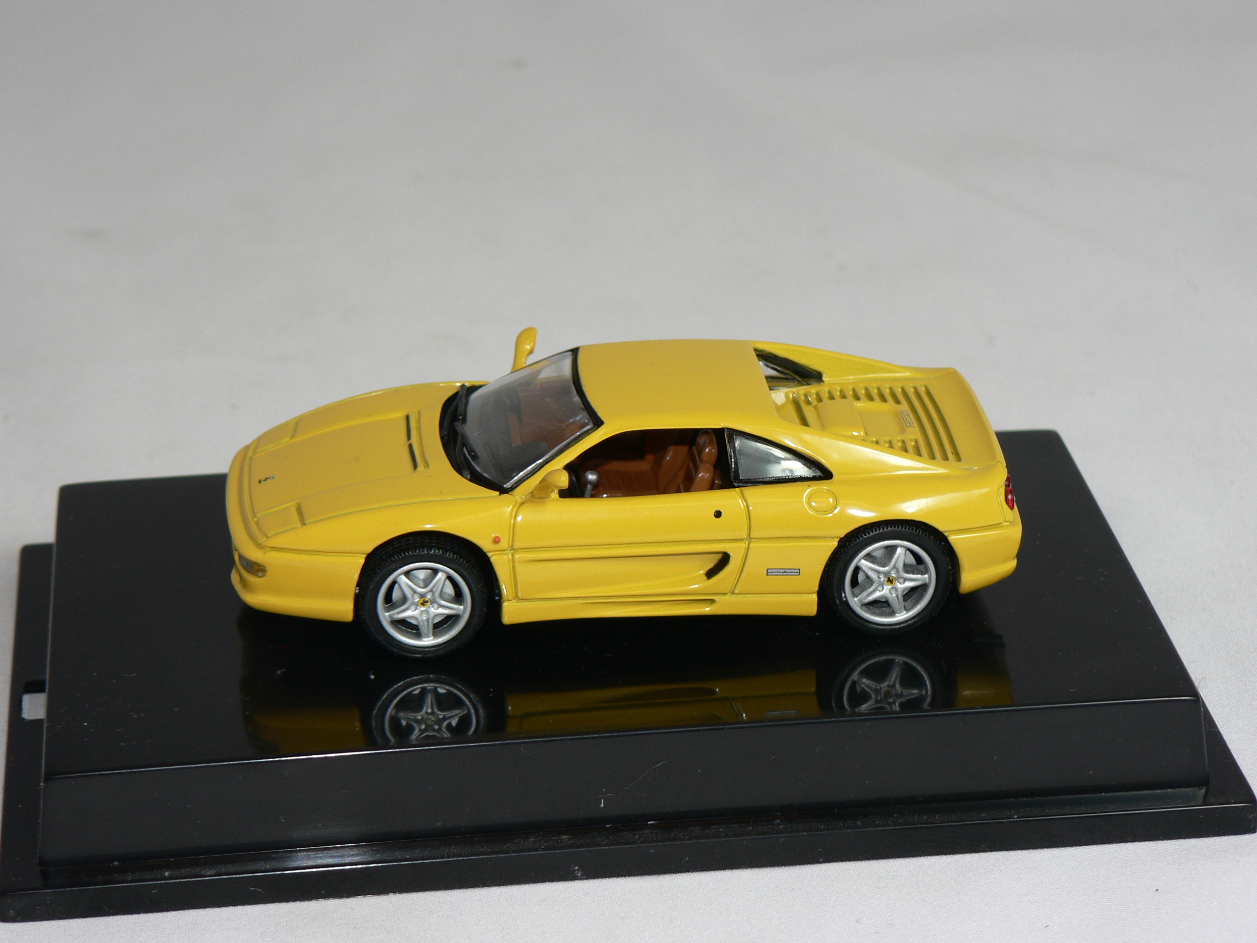 Ferrari  355 Berlinetta   1994  1:43  HotWheels - 3