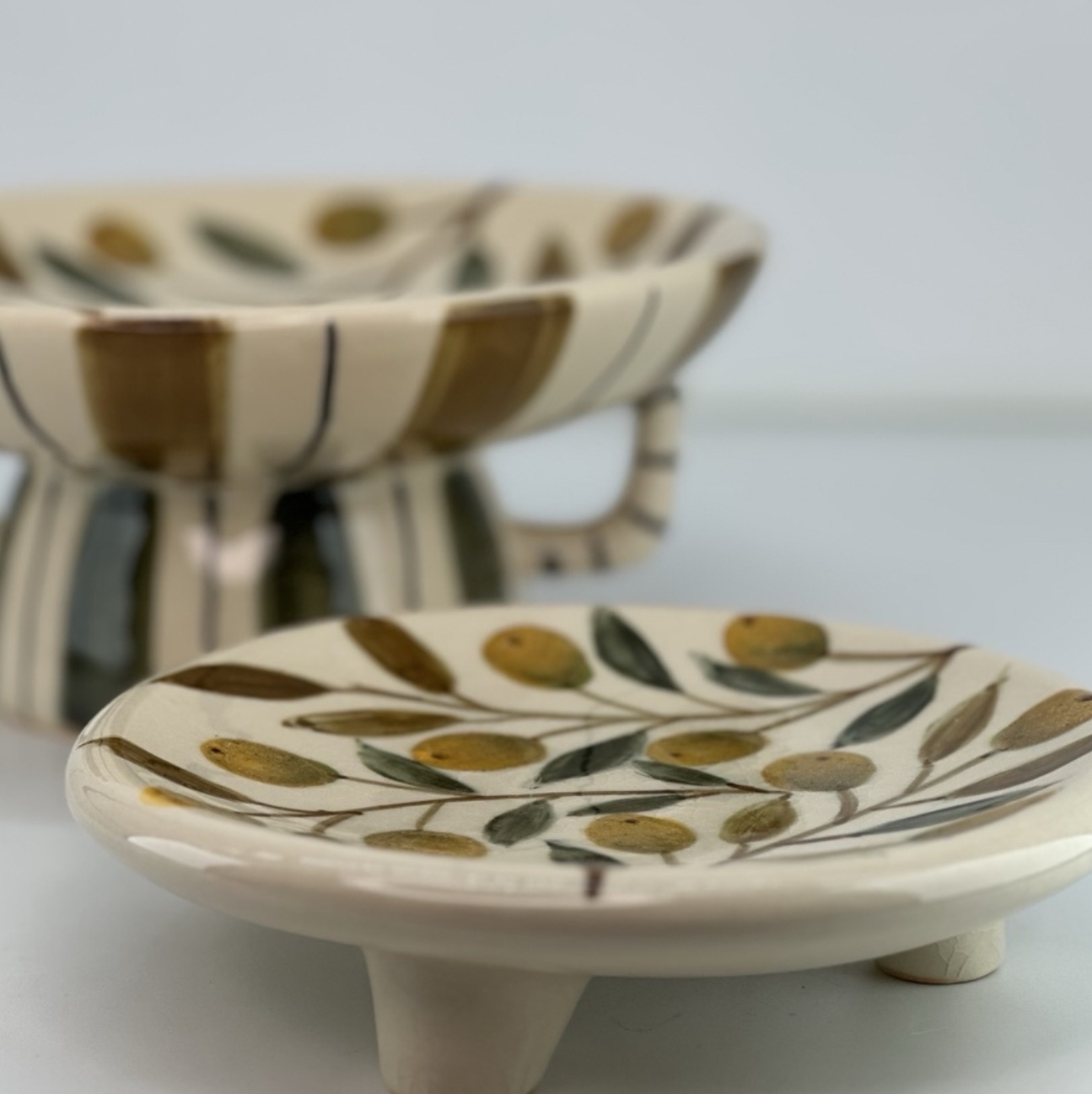 Serveringsfat på fot i stengods – Handmålad olivdesign 20,5 cm – Miljögården - 3