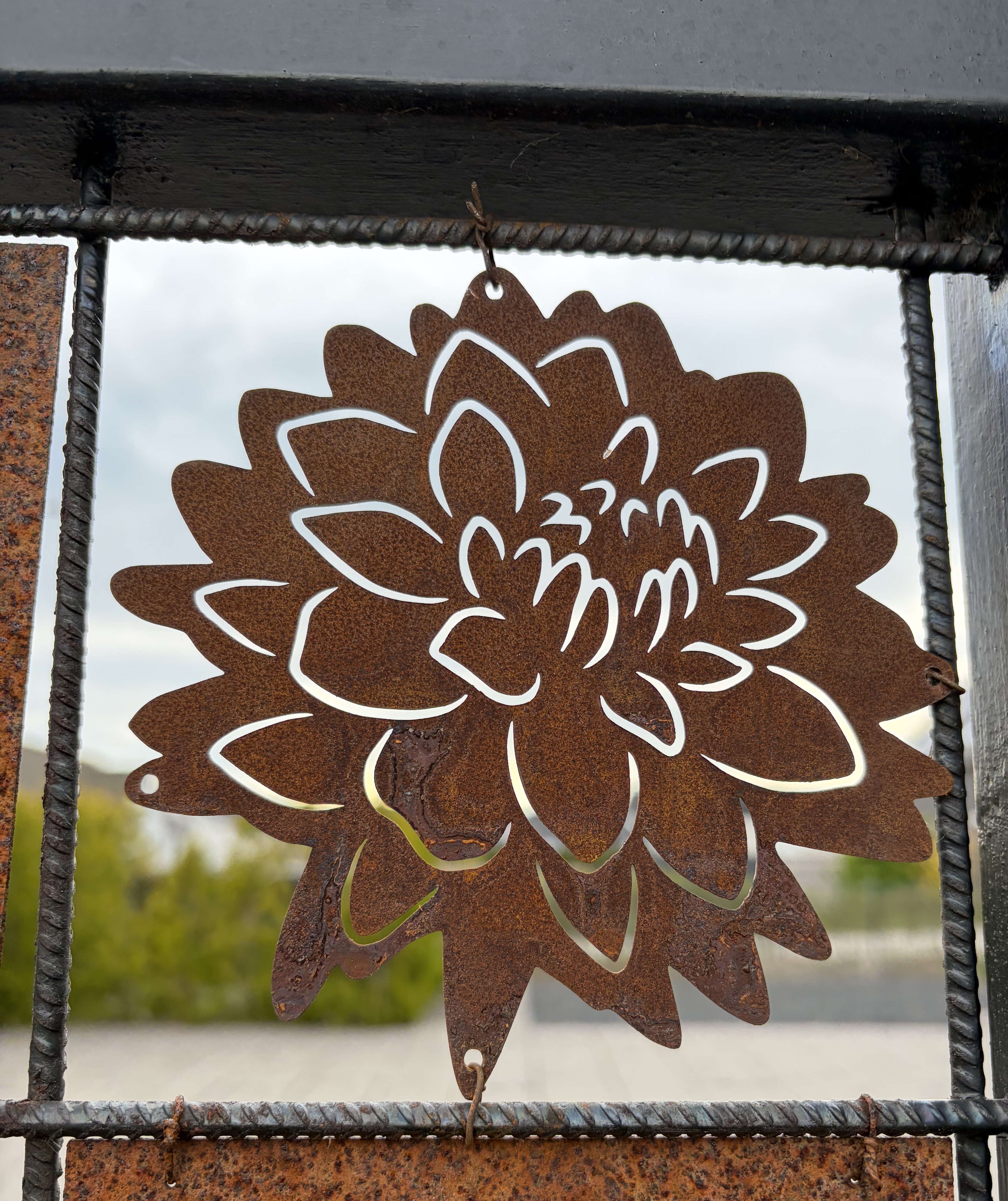 Blomma Dahlia med ståltråd till armeringsnät 