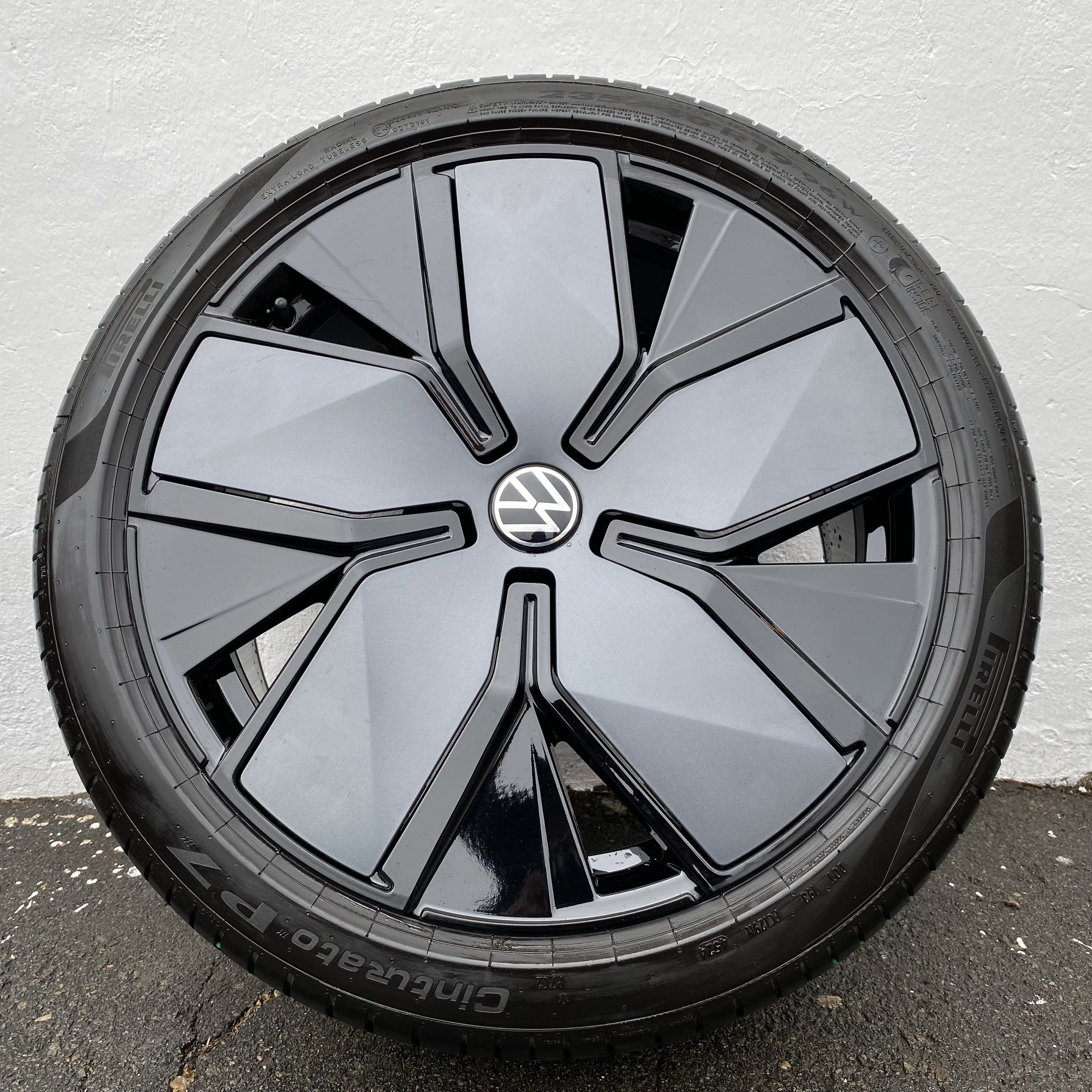 Kompletta Sommarhjul | 19" Volkswagen Passat B9 LEEDS | 5x112 8x19 ET44 57.1 + 235/40 R19 96W + XL SEAL INSIDE Pirelli Cinturato P7 | V45-2024 | 5.5mm | 5.5mm | 5mm | 5mm - 18