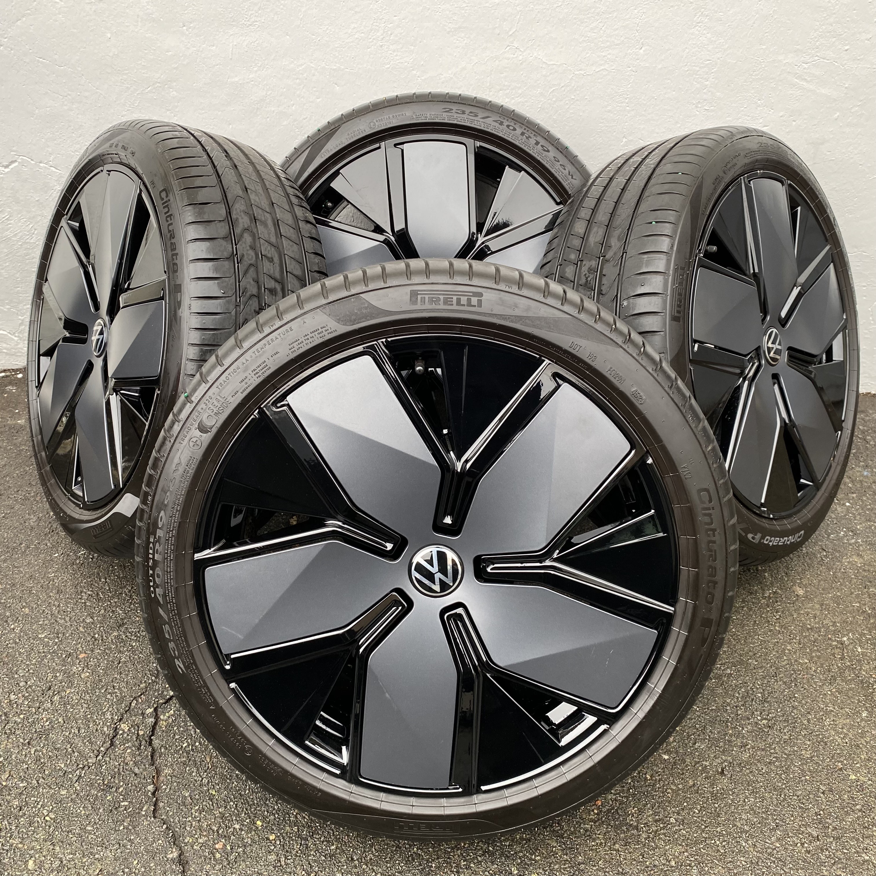 Kompletta Sommarhjul | 19" Volkswagen Passat B9 LEEDS | 5x112 8x19 ET44 57.1 + 235/40 R19 96W + XL SEAL INSIDE Pirelli Cinturato P7 | V45-2024 | 5.5mm | 5.5mm | 5mm | 5mm - 2