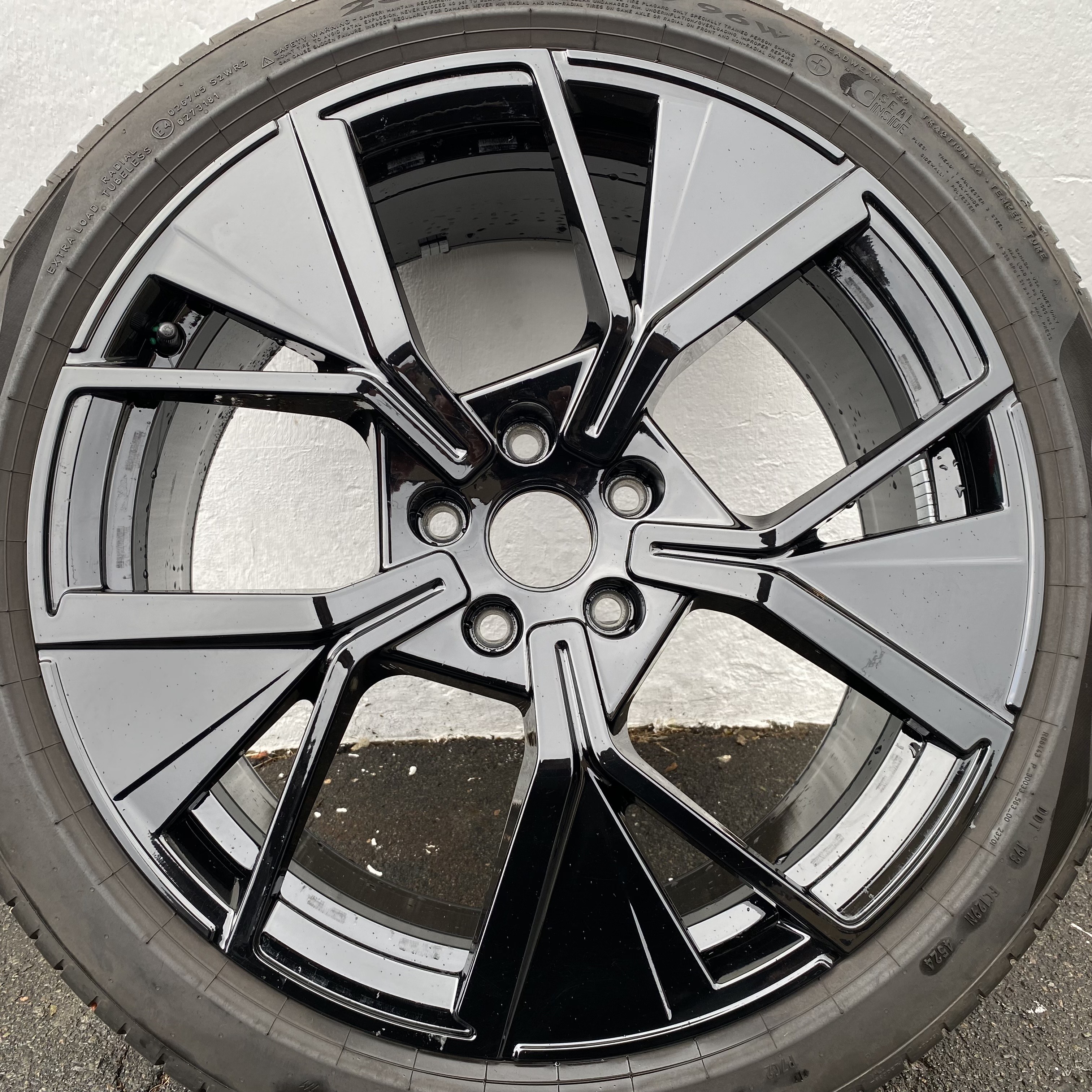 Kompletta Sommarhjul | 19" Volkswagen Passat B9 LEEDS | 5x112 8x19 ET44 57.1 + 235/40 R19 96W + XL SEAL INSIDE Pirelli Cinturato P7 | V45-2024 | 5.5mm | 5.5mm | 5mm | 5mm - 9