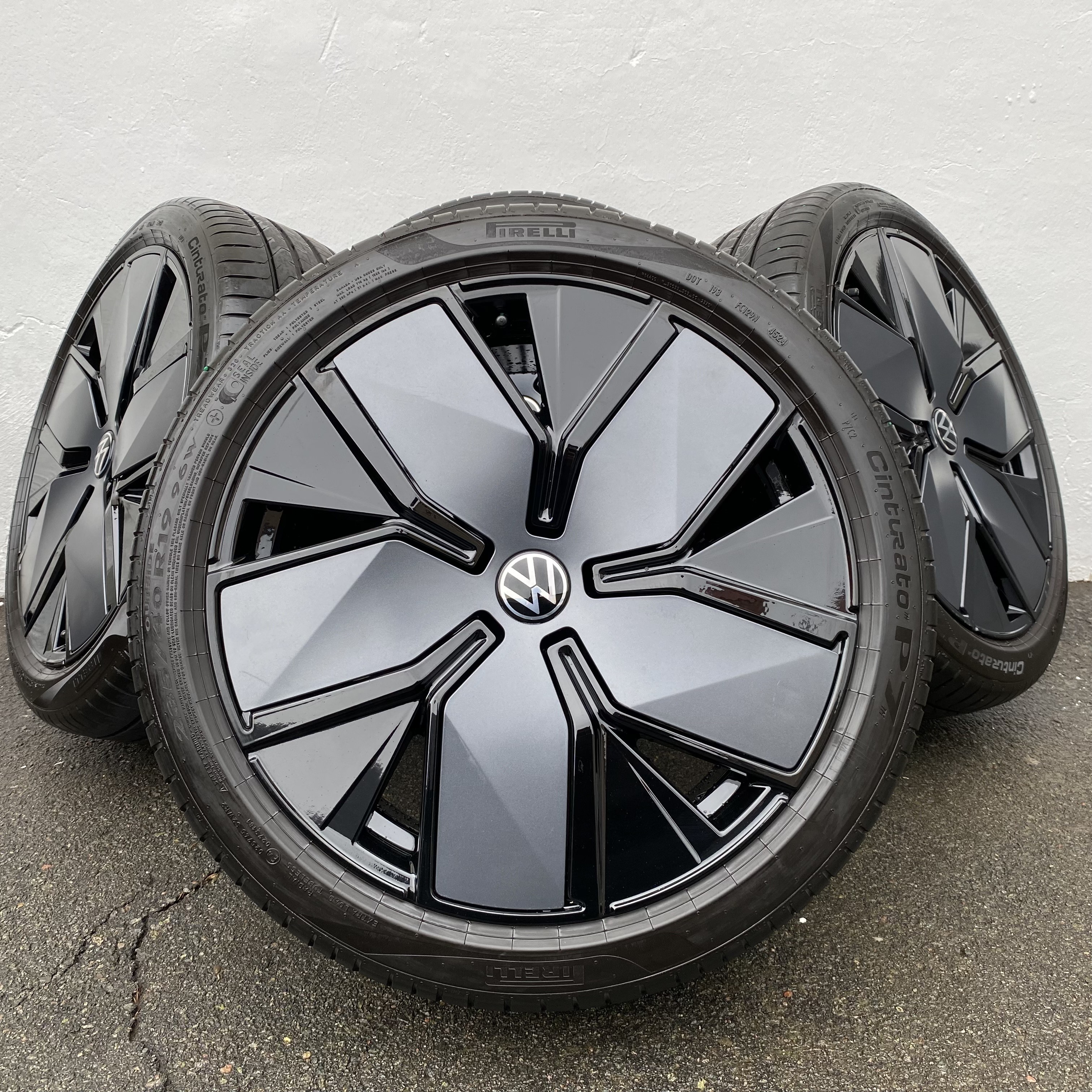 Kompletta Sommarhjul | 19" Volkswagen Passat B9 LEEDS | 5x112 8x19 ET44 57.1 + 235/40 R19 96W + XL SEAL INSIDE Pirelli Cinturato P7 | V45-2024 | 5.5mm | 5.5mm | 5mm | 5mm