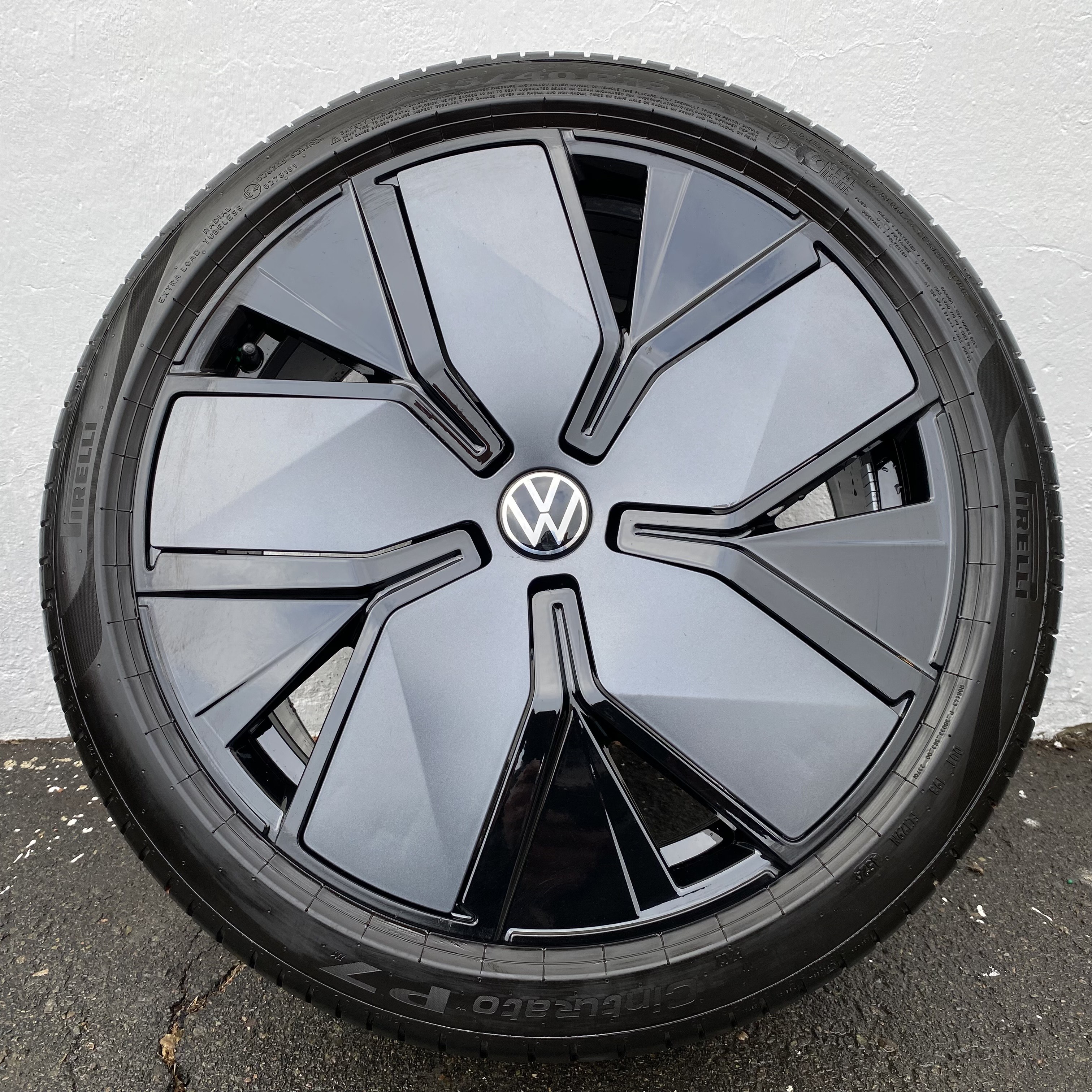 Kompletta Sommarhjul | 19" Volkswagen Passat B9 LEEDS | 5x112 8x19 ET44 57.1 + 235/40 R19 96W + XL SEAL INSIDE Pirelli Cinturato P7 | V45-2024 | 5.5mm | 5.5mm | 5mm | 5mm - 7