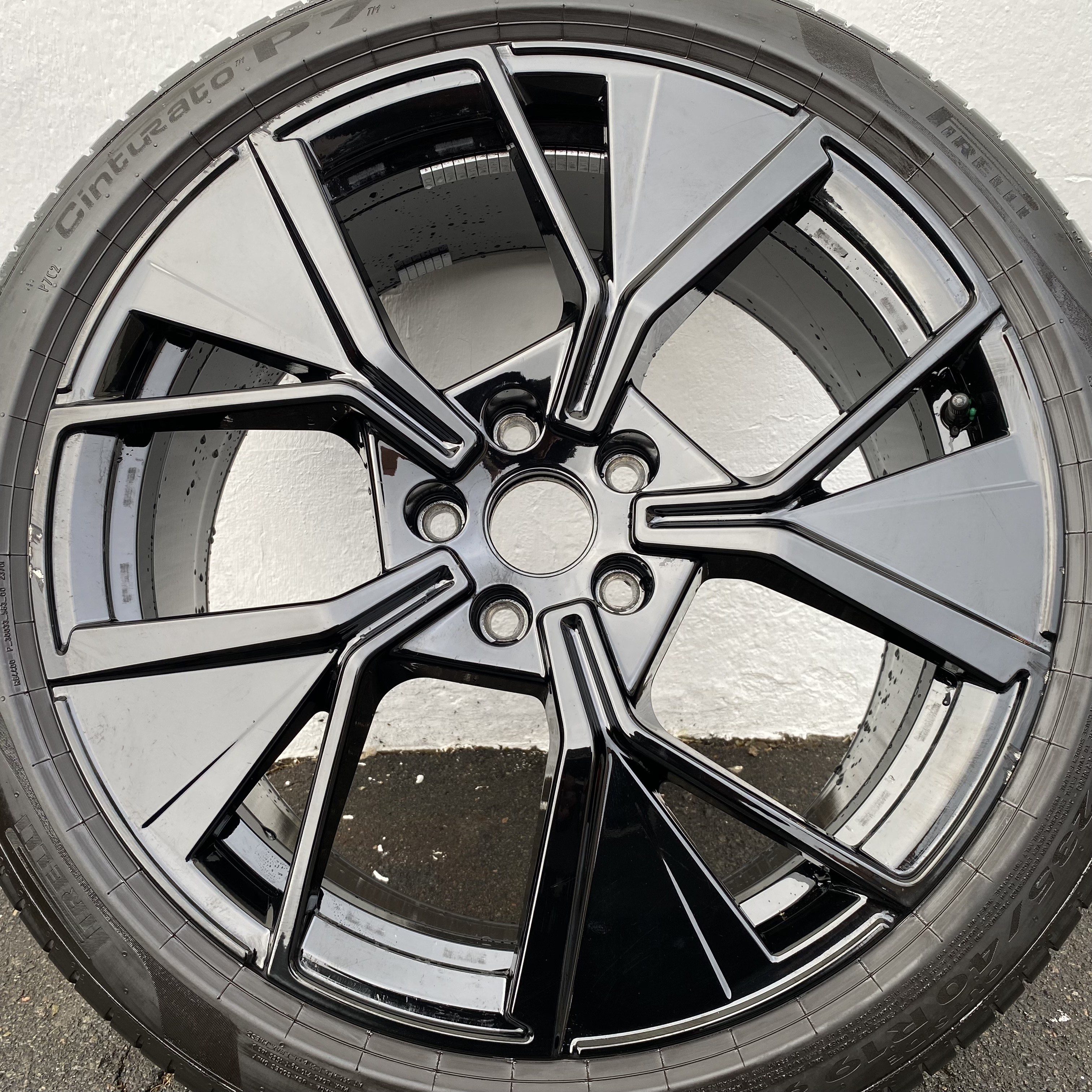 Kompletta Sommarhjul | 19" Volkswagen Passat B9 LEEDS | 5x112 8x19 ET44 57.1 + 235/40 R19 96W + XL SEAL INSIDE Pirelli Cinturato P7 | V45-2024 | 5.5mm | 5.5mm | 5mm | 5mm - 12