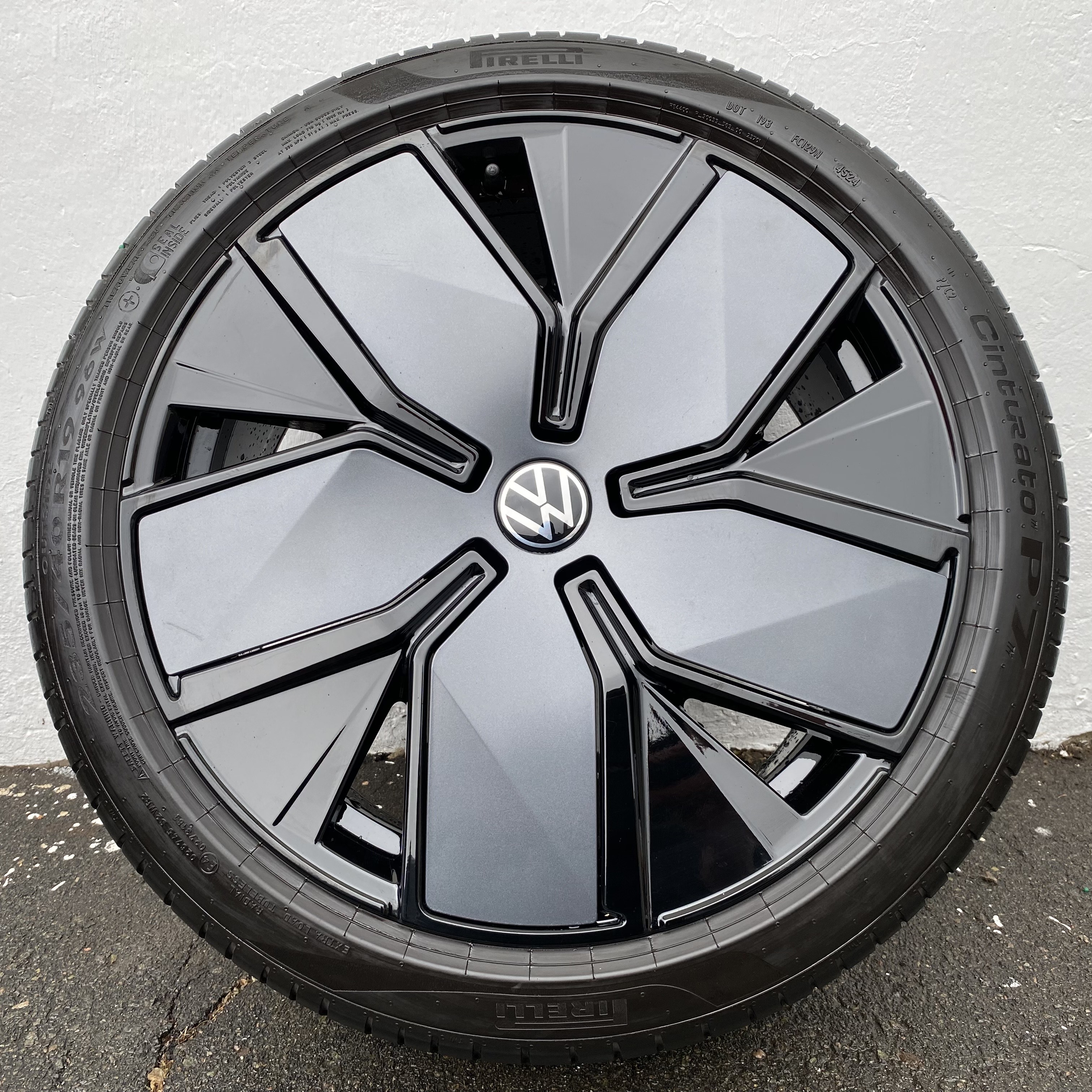 Kompletta Sommarhjul | 19" Volkswagen Passat B9 LEEDS | 5x112 8x19 ET44 57.1 + 235/40 R19 96W + XL SEAL INSIDE Pirelli Cinturato P7 | V45-2024 | 5.5mm | 5.5mm | 5mm | 5mm - 15