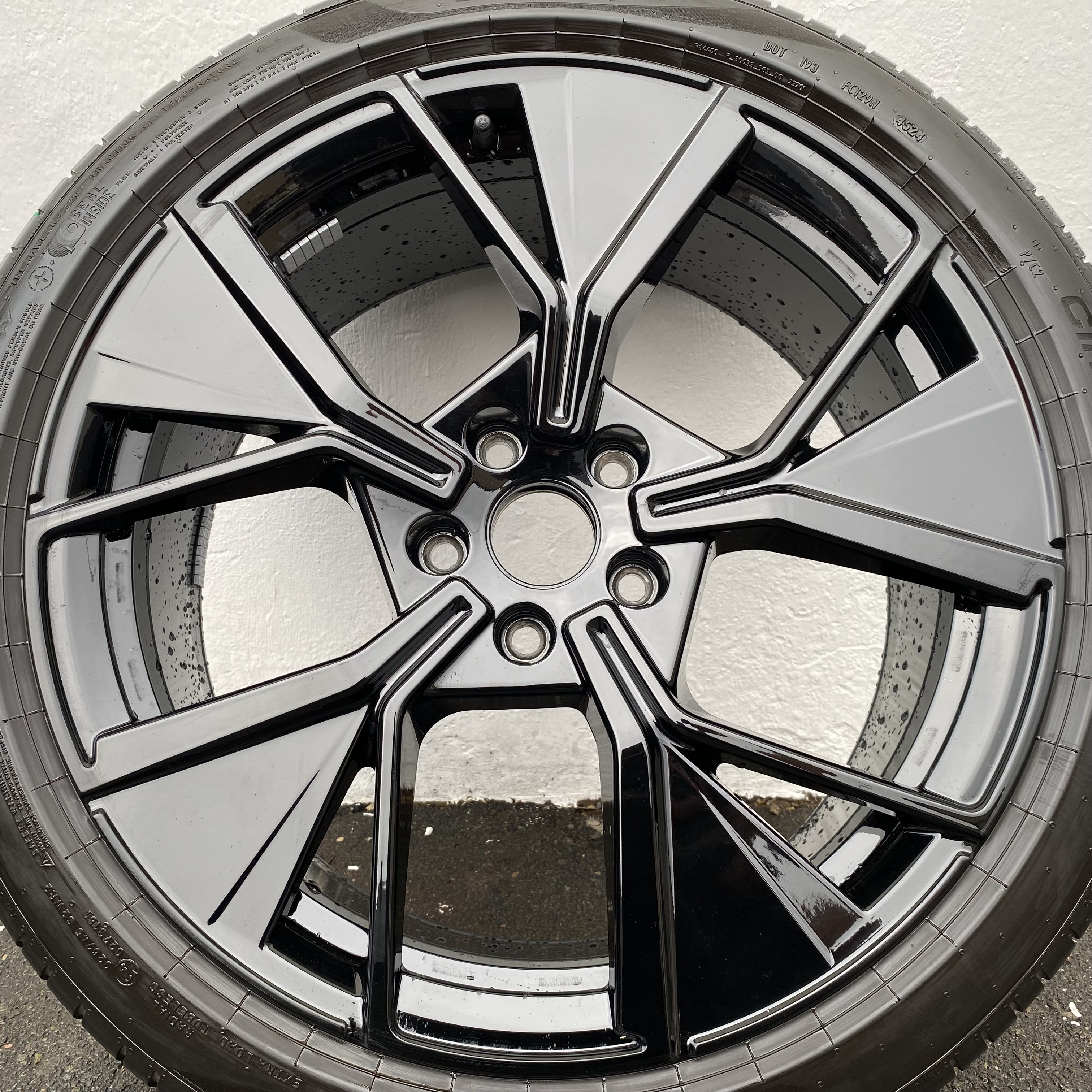 Kompletta Sommarhjul | 19" Volkswagen Passat B9 LEEDS | 5x112 8x19 ET44 57.1 + 235/40 R19 96W + XL SEAL INSIDE Pirelli Cinturato P7 | V45-2024 | 5.5mm | 5.5mm | 5mm | 5mm - 17