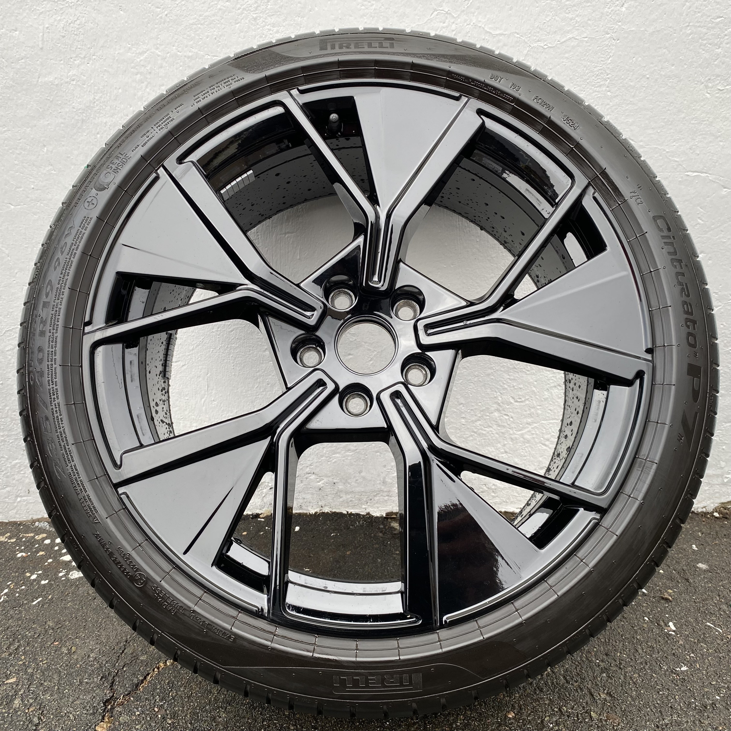 Kompletta Sommarhjul | 19" Volkswagen Passat B9 LEEDS | 5x112 8x19 ET44 57.1 + 235/40 R19 96W + XL SEAL INSIDE Pirelli Cinturato P7 | V45-2024 | 5.5mm | 5.5mm | 5mm | 5mm - 16