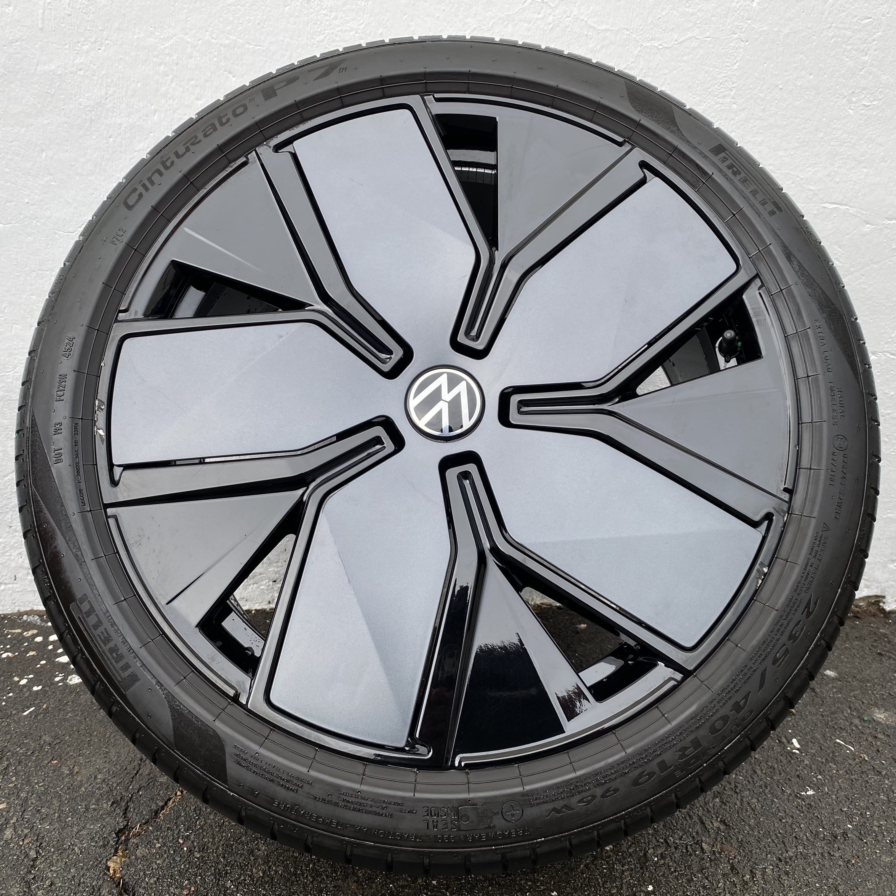 Kompletta Sommarhjul | 19" Volkswagen Passat B9 LEEDS | 5x112 8x19 ET44 57.1 + 235/40 R19 96W + XL SEAL INSIDE Pirelli Cinturato P7 | V45-2024 | 5.5mm | 5.5mm | 5mm | 5mm - 10