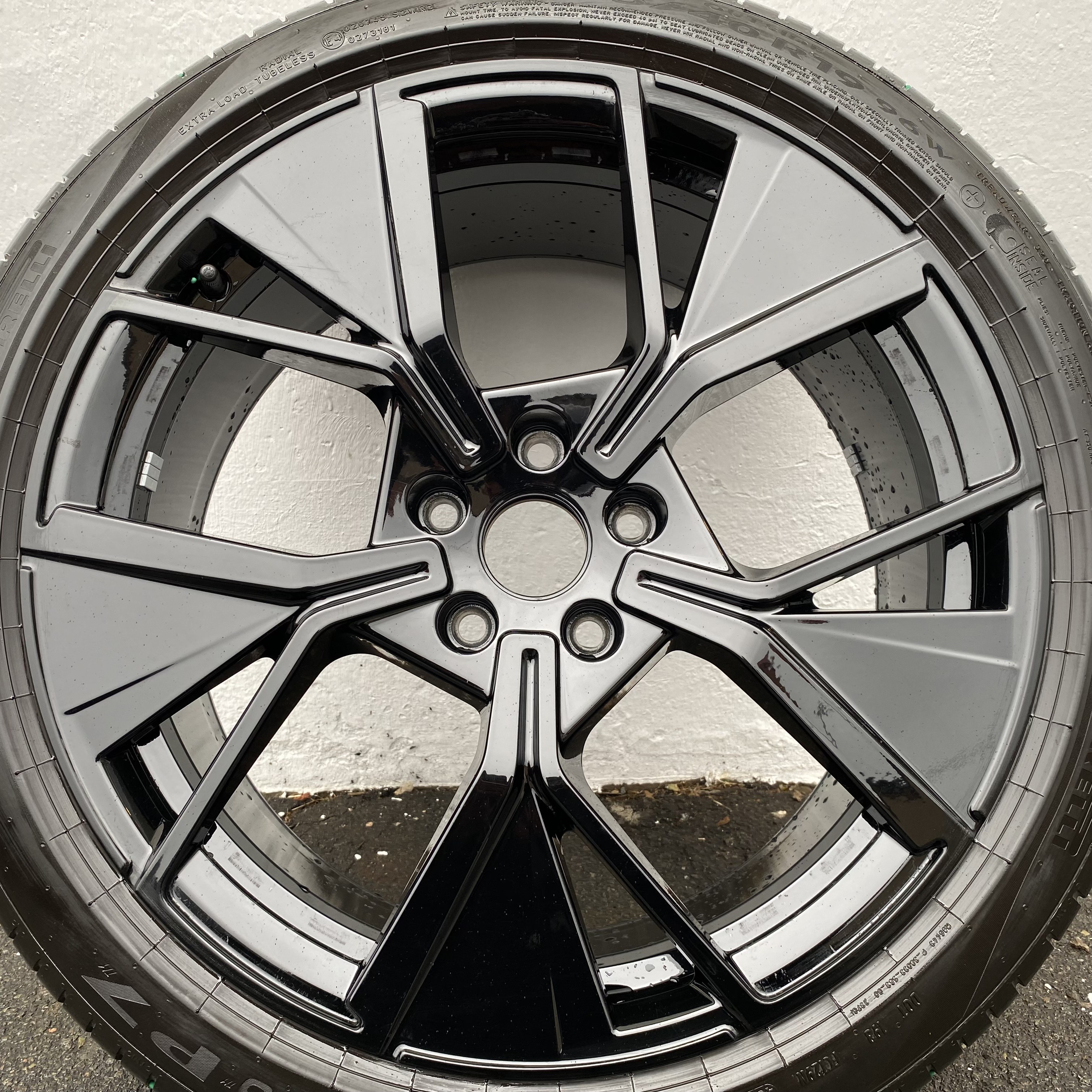 Kompletta Sommarhjul | 19" Volkswagen Passat B9 LEEDS | 5x112 8x19 ET44 57.1 + 235/40 R19 96W + XL SEAL INSIDE Pirelli Cinturato P7 | V45-2024 | 5.5mm | 5.5mm | 5mm | 5mm - 20