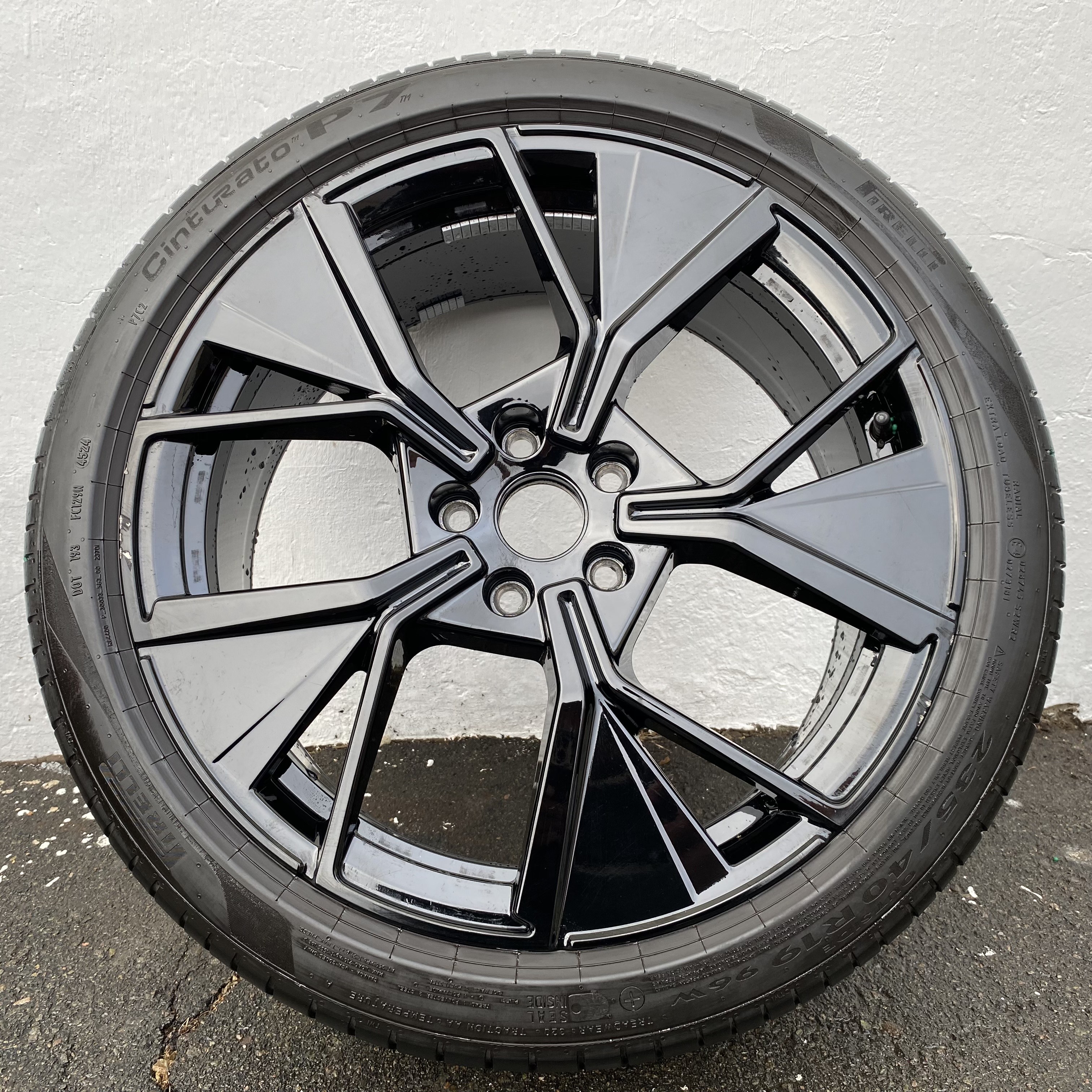 Kompletta Sommarhjul | 19" Volkswagen Passat B9 LEEDS | 5x112 8x19 ET44 57.1 + 235/40 R19 96W + XL SEAL INSIDE Pirelli Cinturato P7 | V45-2024 | 5.5mm | 5.5mm | 5mm | 5mm - 11