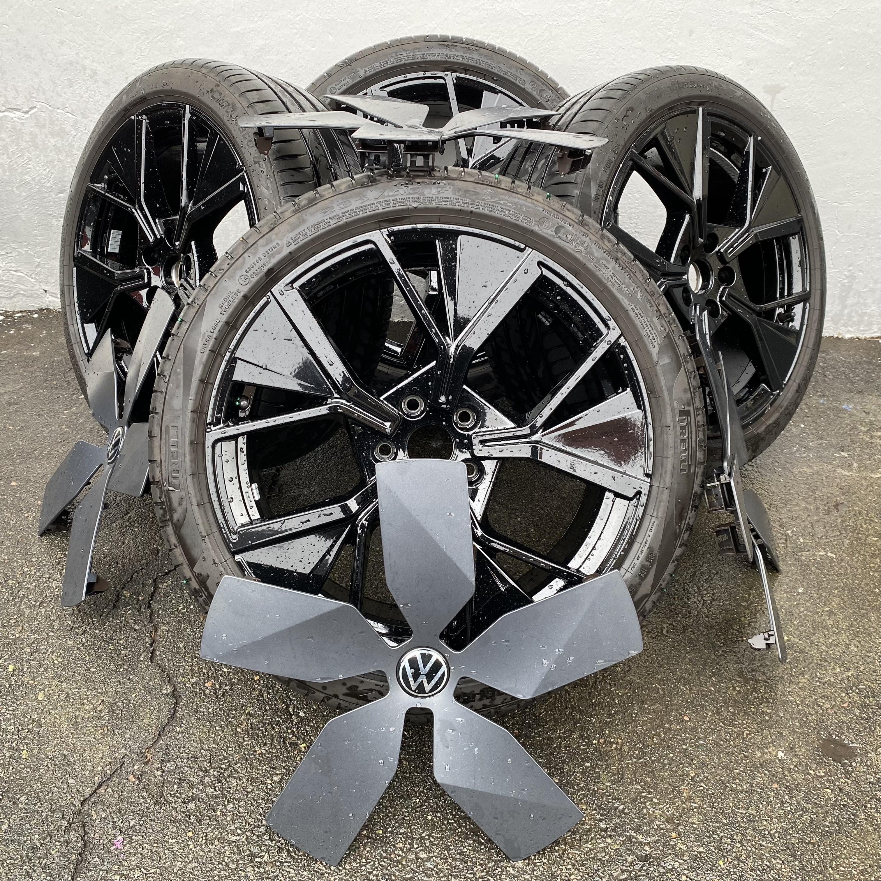 Kompletta Sommarhjul | 19" Volkswagen Passat B9 LEEDS | 5x112 8x19 ET44 57.1 + 235/40 R19 96W + XL SEAL INSIDE Pirelli Cinturato P7 | V45-2024 | 5.5mm | 5.5mm | 5mm | 5mm - 3